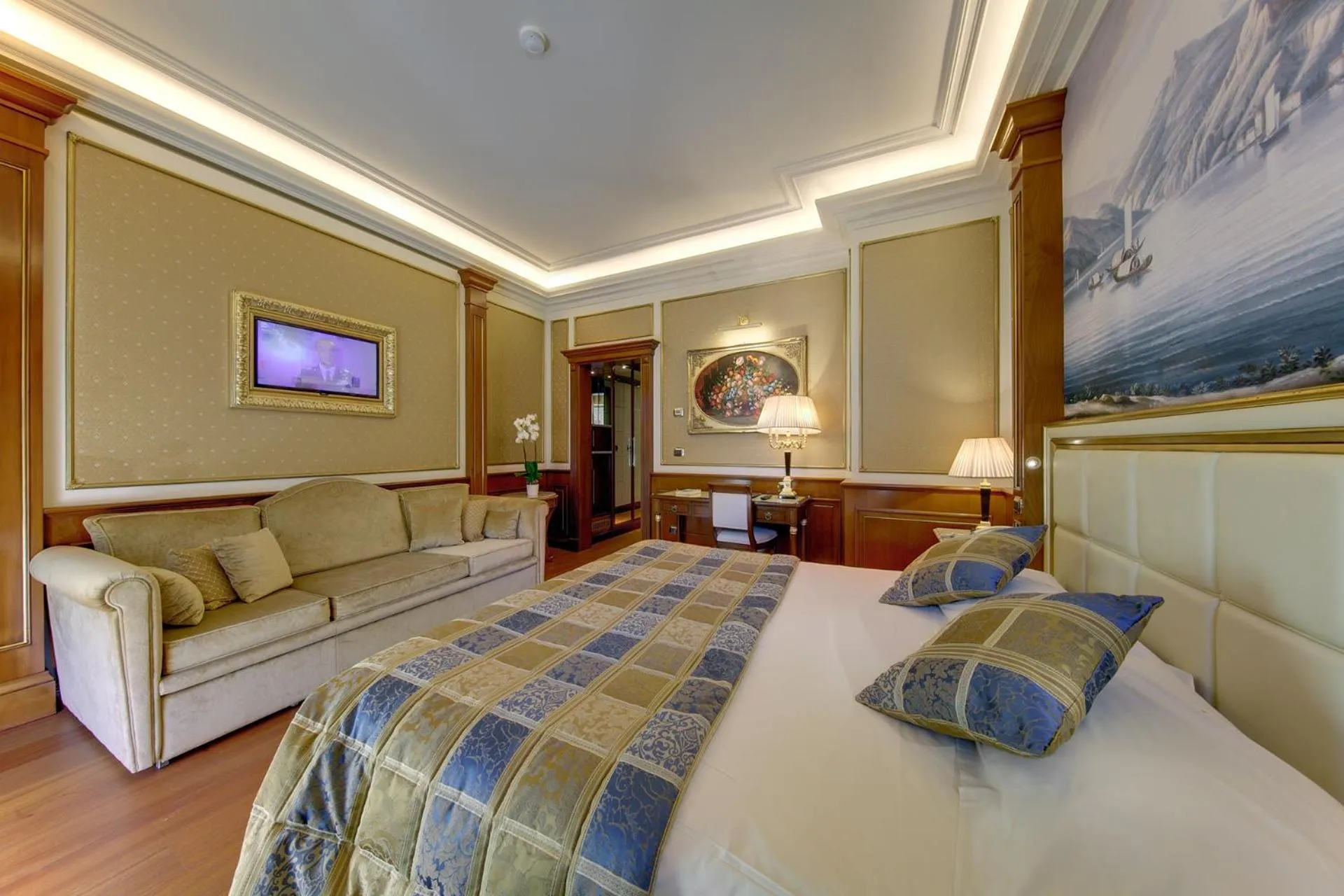 Bed in Hotel Splendid