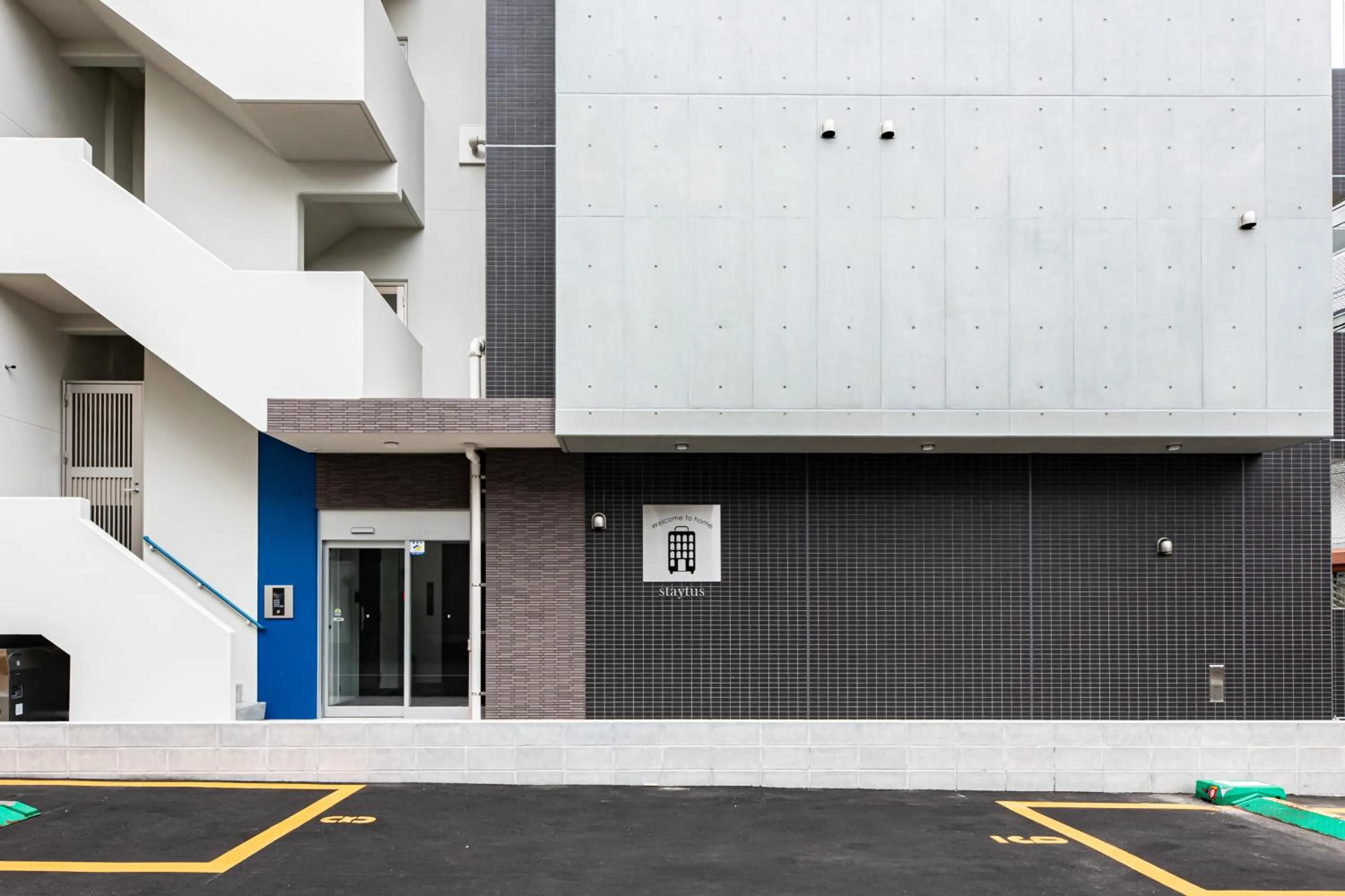 Facade/entrance in STAYTUS