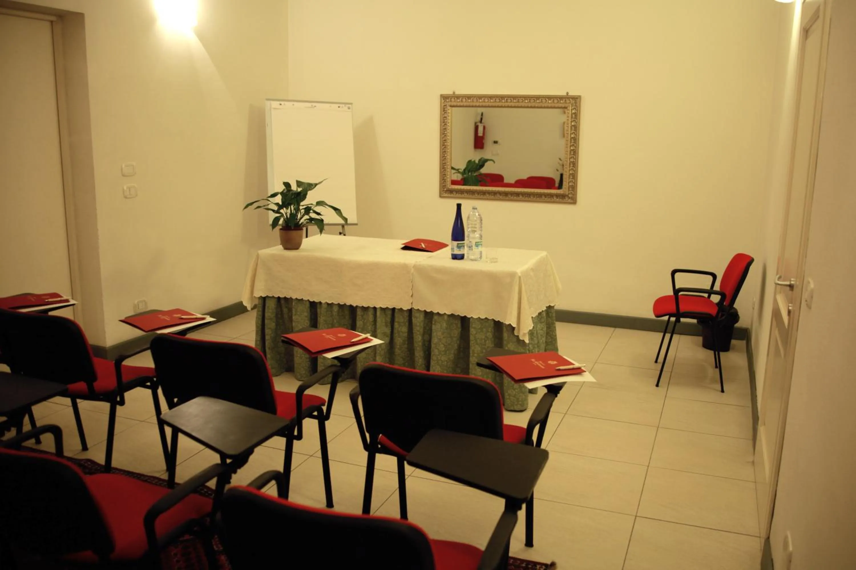 Communal lounge/ TV room in Hotel La Colonna