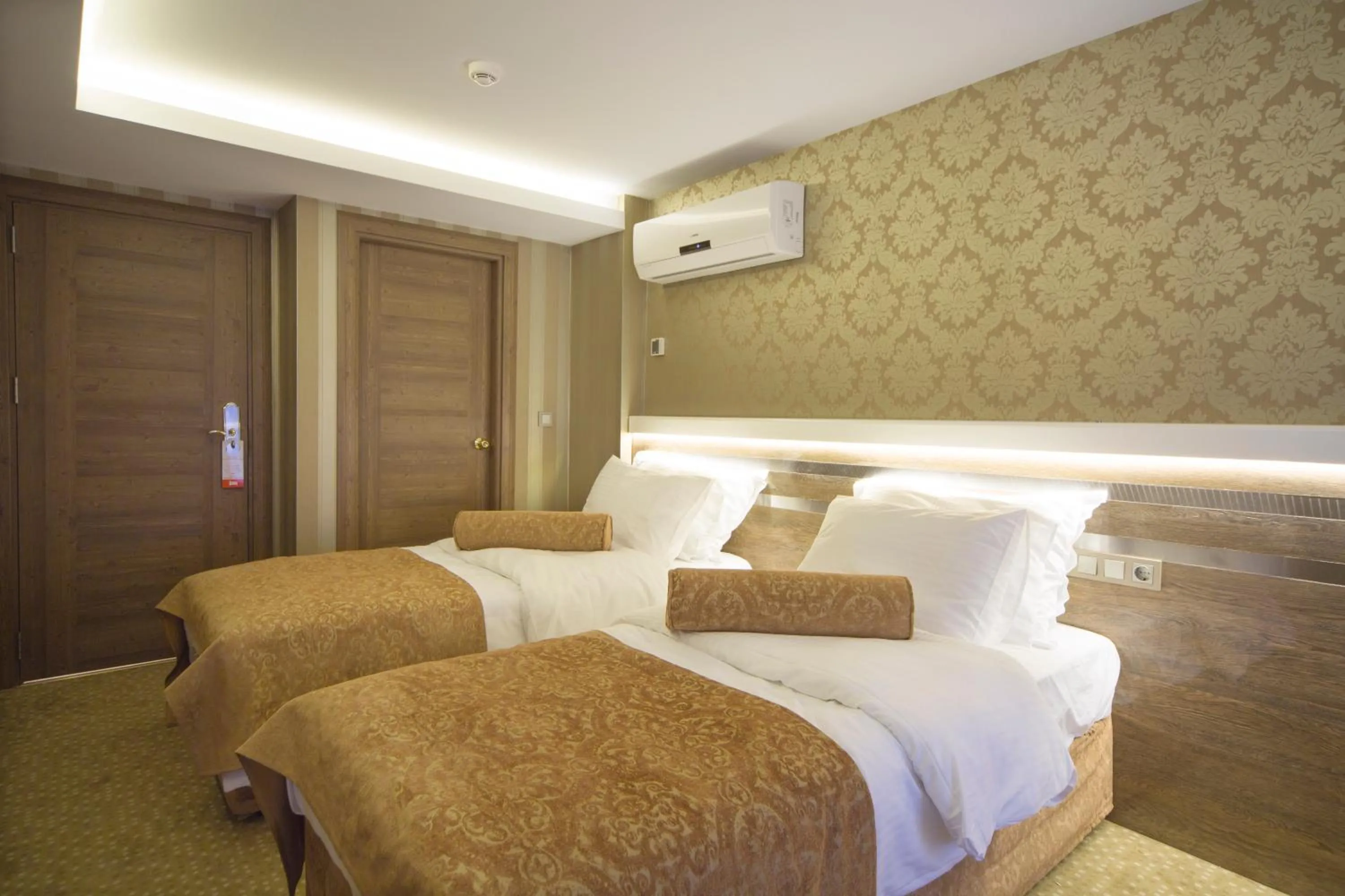 Photo of the whole room, Bed in Golden Rain Hotel Old City