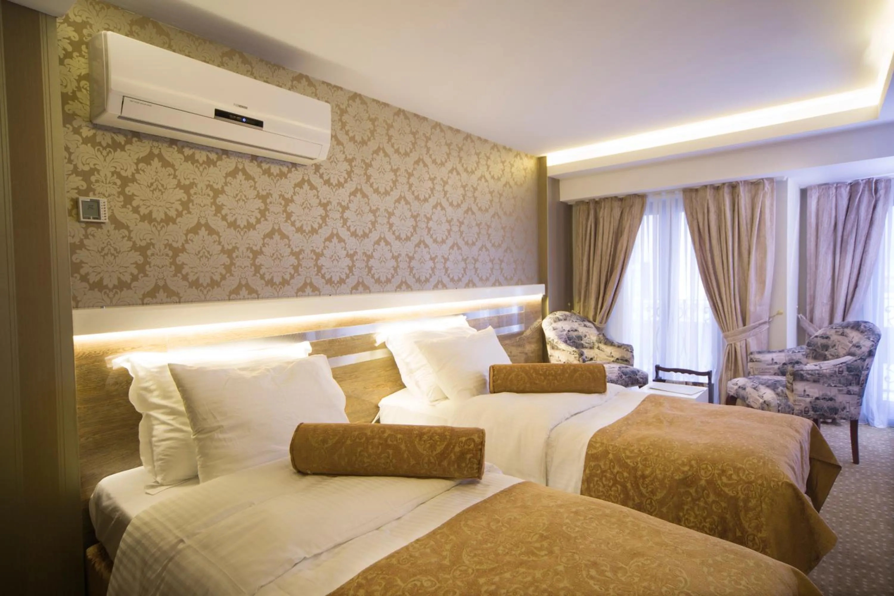 Photo of the whole room, Bed in Golden Rain Hotel Old City