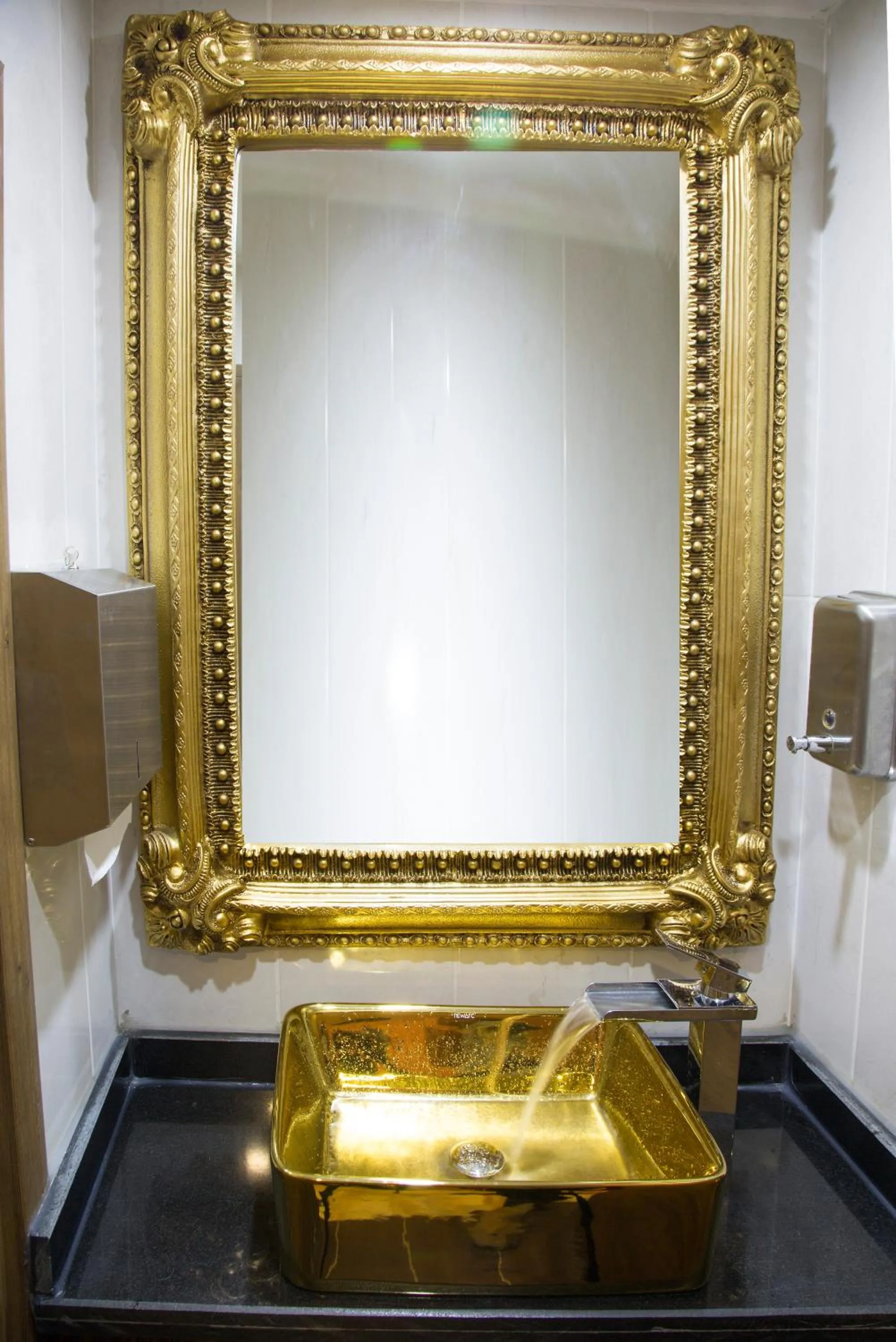 Bathroom in Golden Rain Hotel Old City