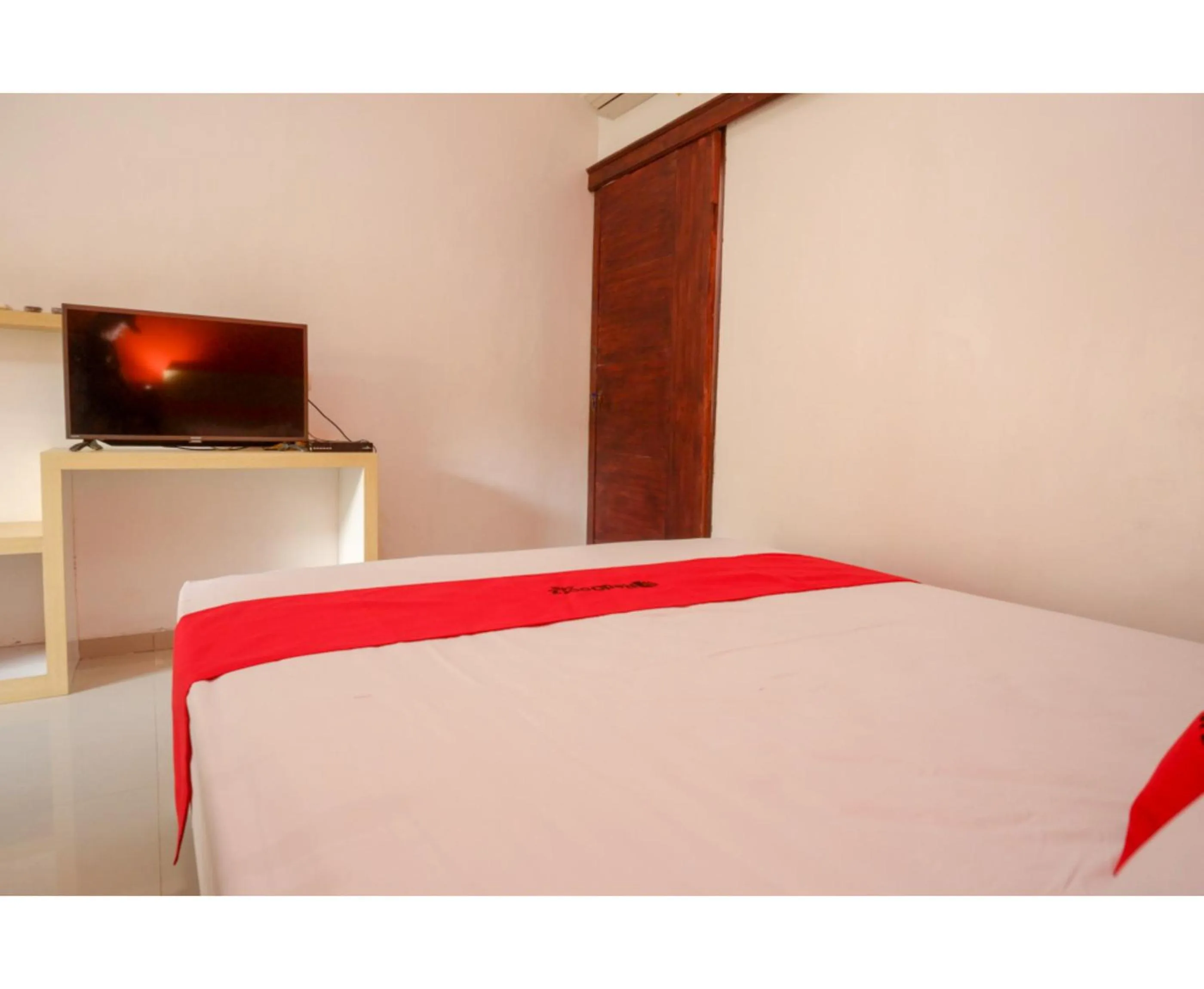 Bed in RedDoorz Syariah near Alun Alun Kota Rembang