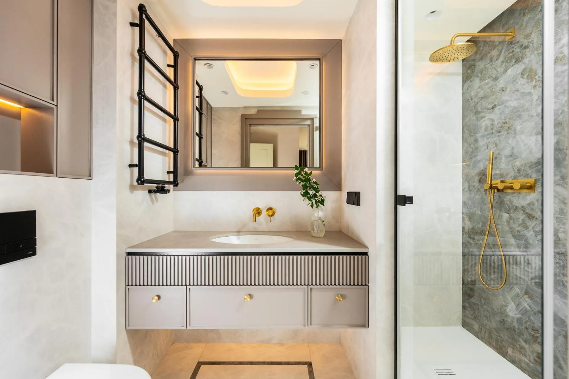 Shower in Art Boutique