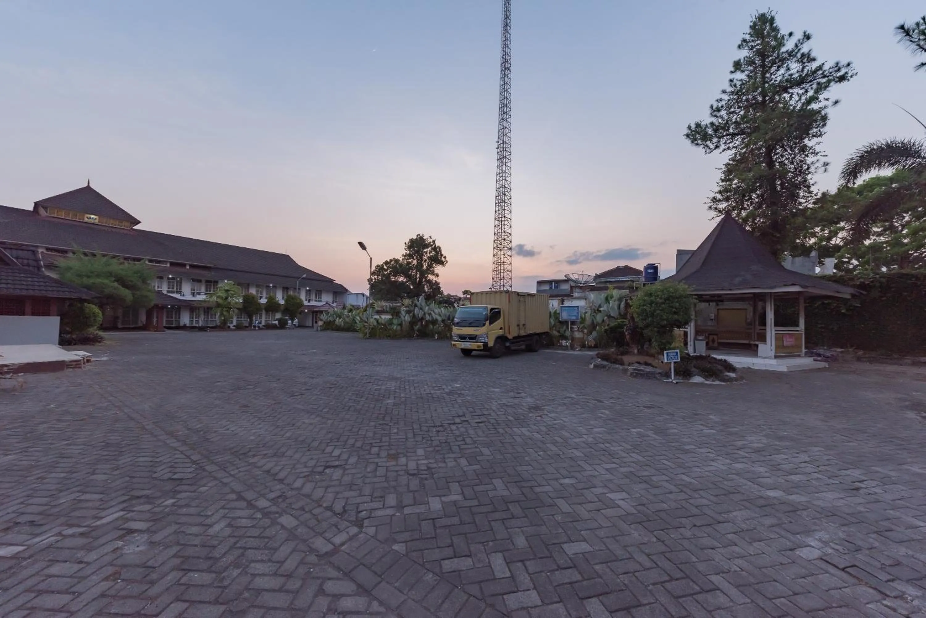 Property building in Urbanview Hotel Crown Tasikmalaya by RedDoorz