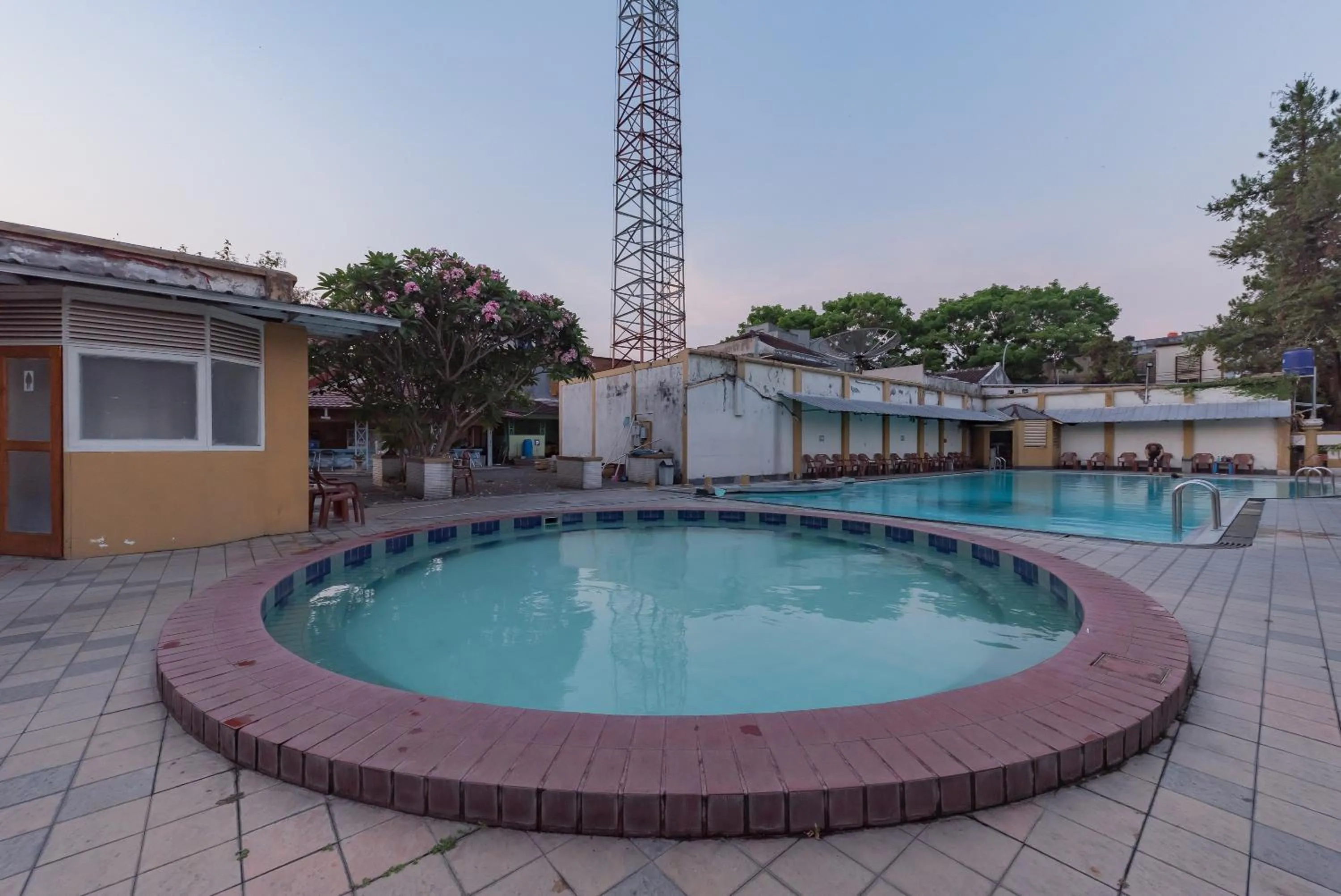 Swimming pool in Urbanview Hotel Crown Tasikmalaya by RedDoorz