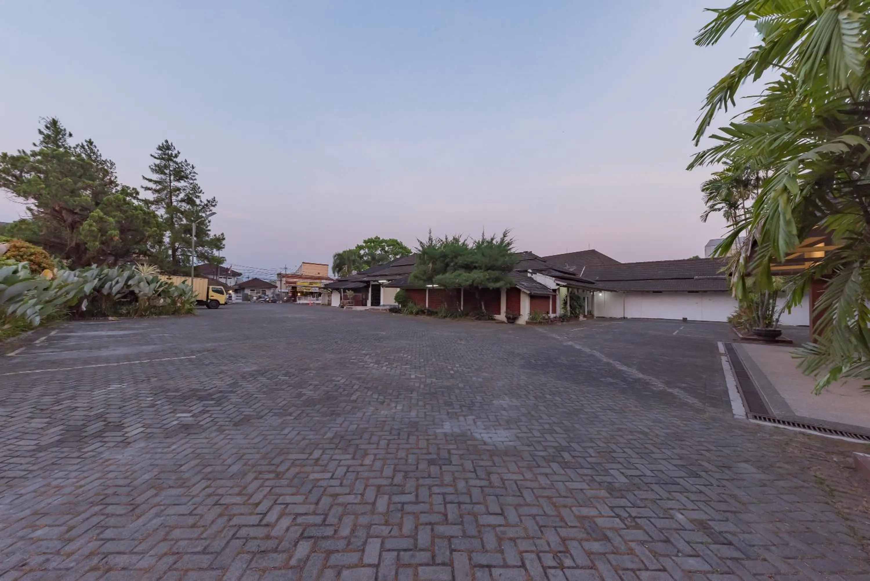 Property building in Urbanview Hotel Crown Tasikmalaya by RedDoorz