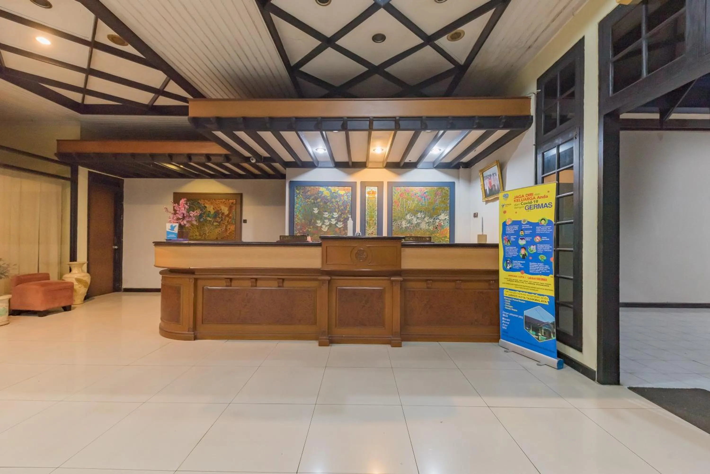 Lobby or reception in Urbanview Hotel Crown Tasikmalaya by RedDoorz