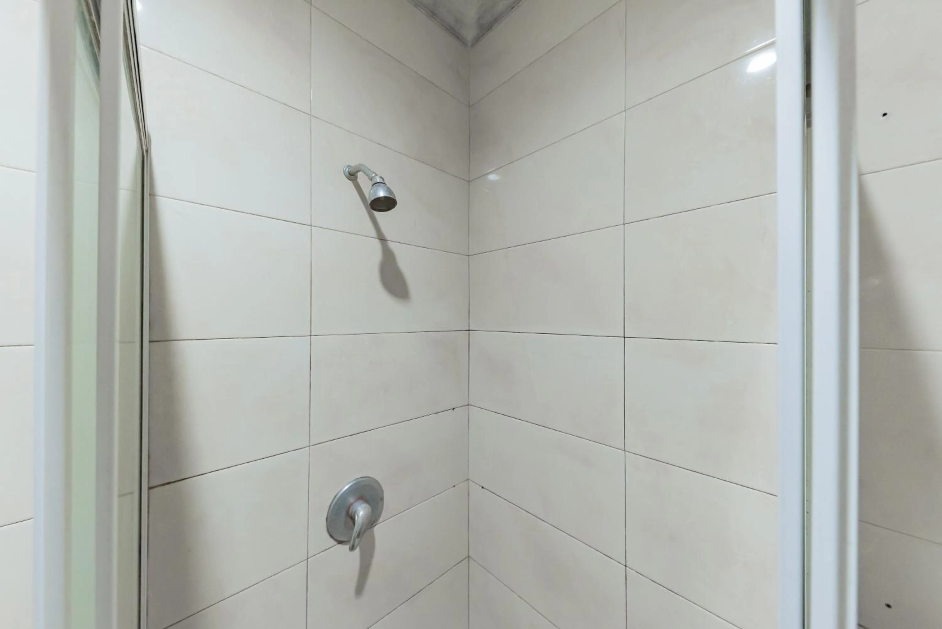 Bathroom in Urbanview Hotel Crown Tasikmalaya by RedDoorz