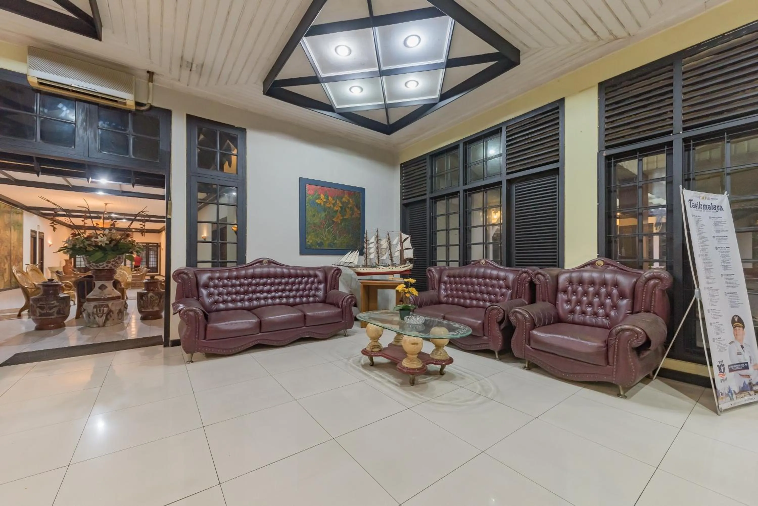 Seating area in Urbanview Hotel Crown Tasikmalaya by RedDoorz