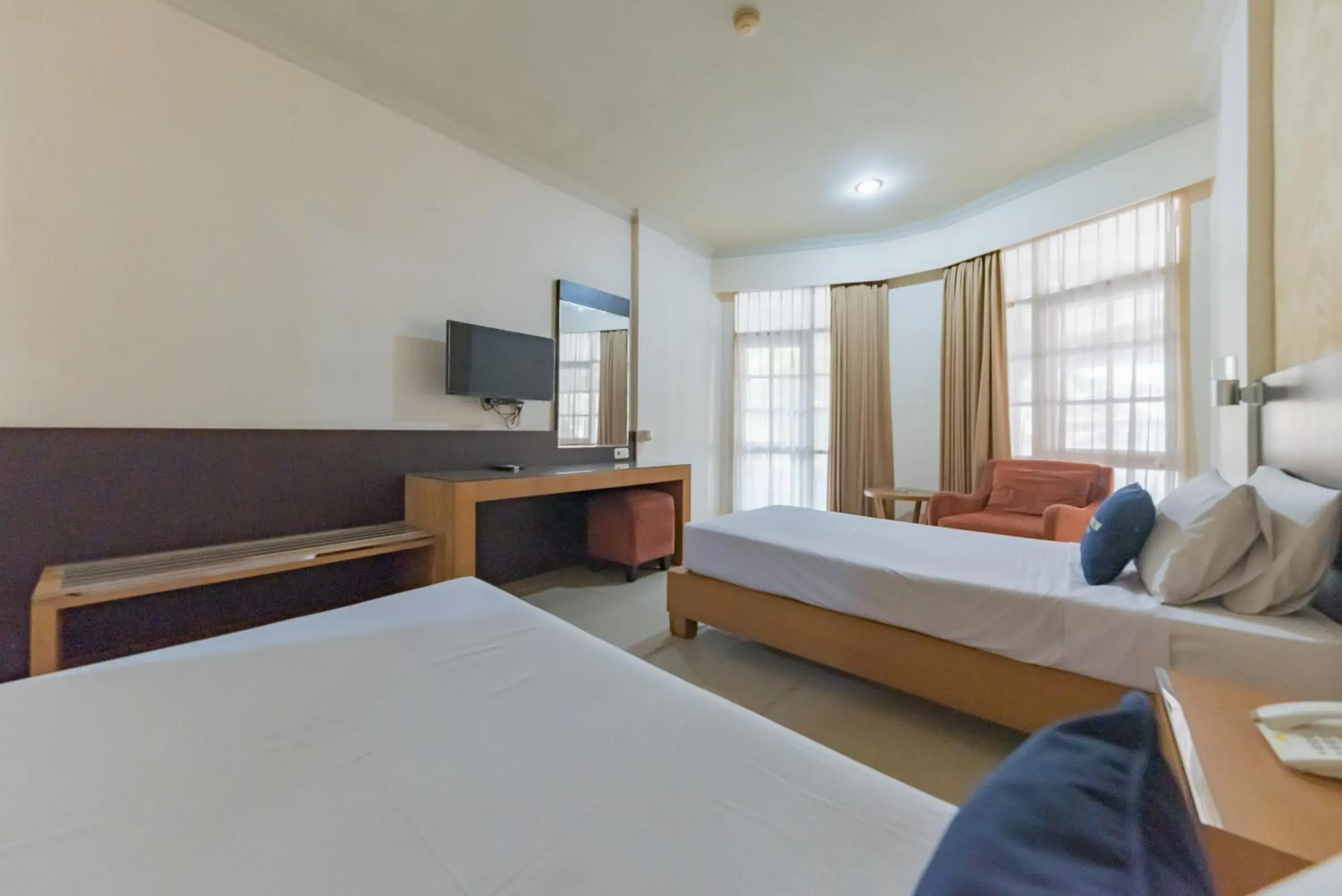 Superior Twin Room in Urbanview Hotel Crown Tasikmalaya by RedDoorz Superior Twin Room in Urbanview Hotel Crown Tasikmalaya by RedDoorz