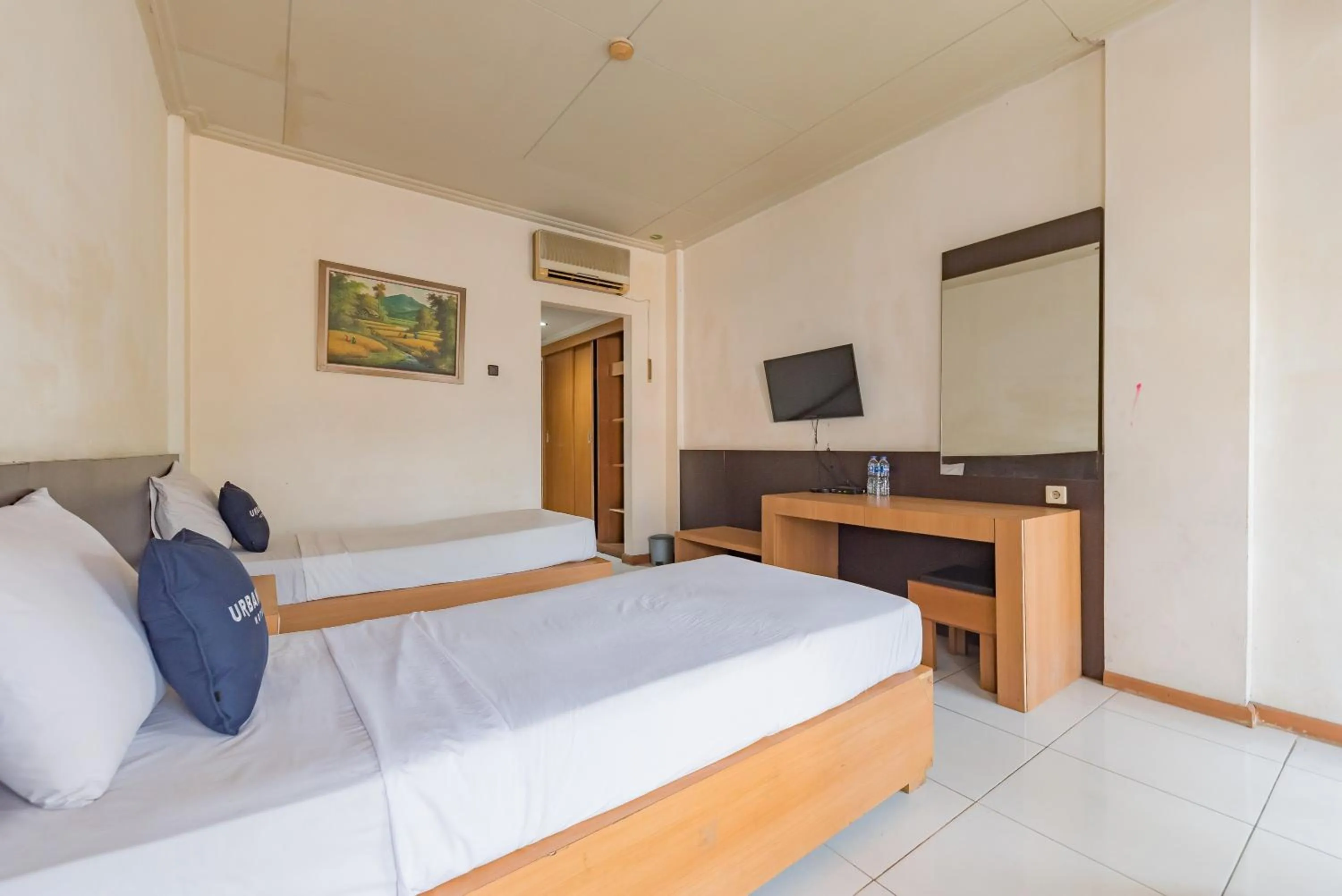 Bedroom, Bed in Urbanview Hotel Crown Tasikmalaya by RedDoorz