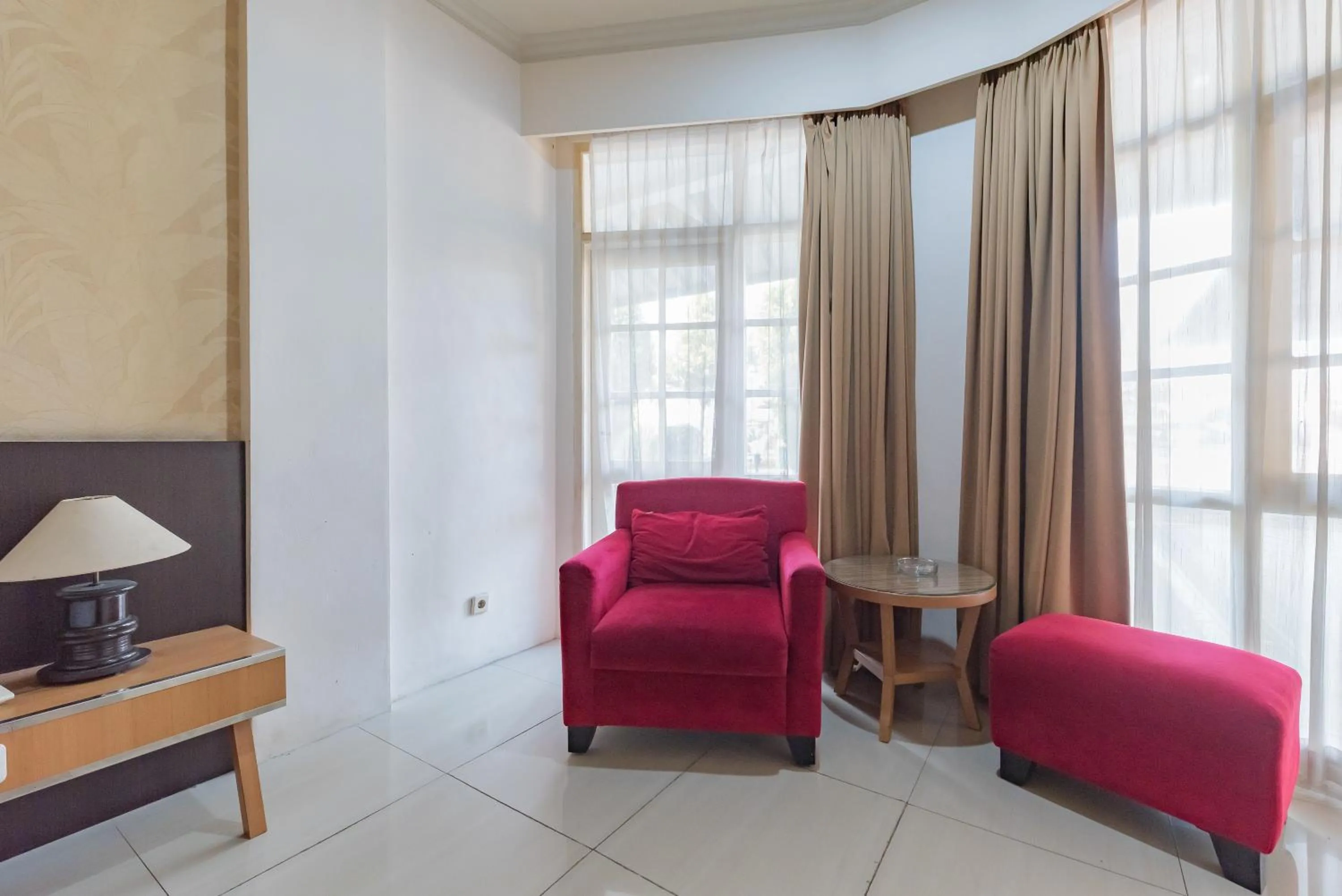 Seating area in Urbanview Hotel Crown Tasikmalaya by RedDoorz