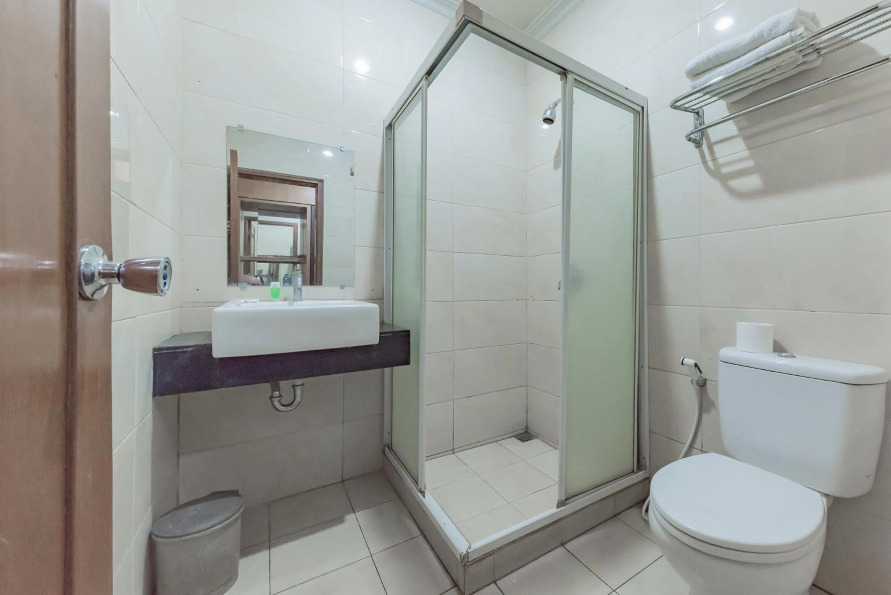 Bathroom in Urbanview Hotel Crown Tasikmalaya by RedDoorz