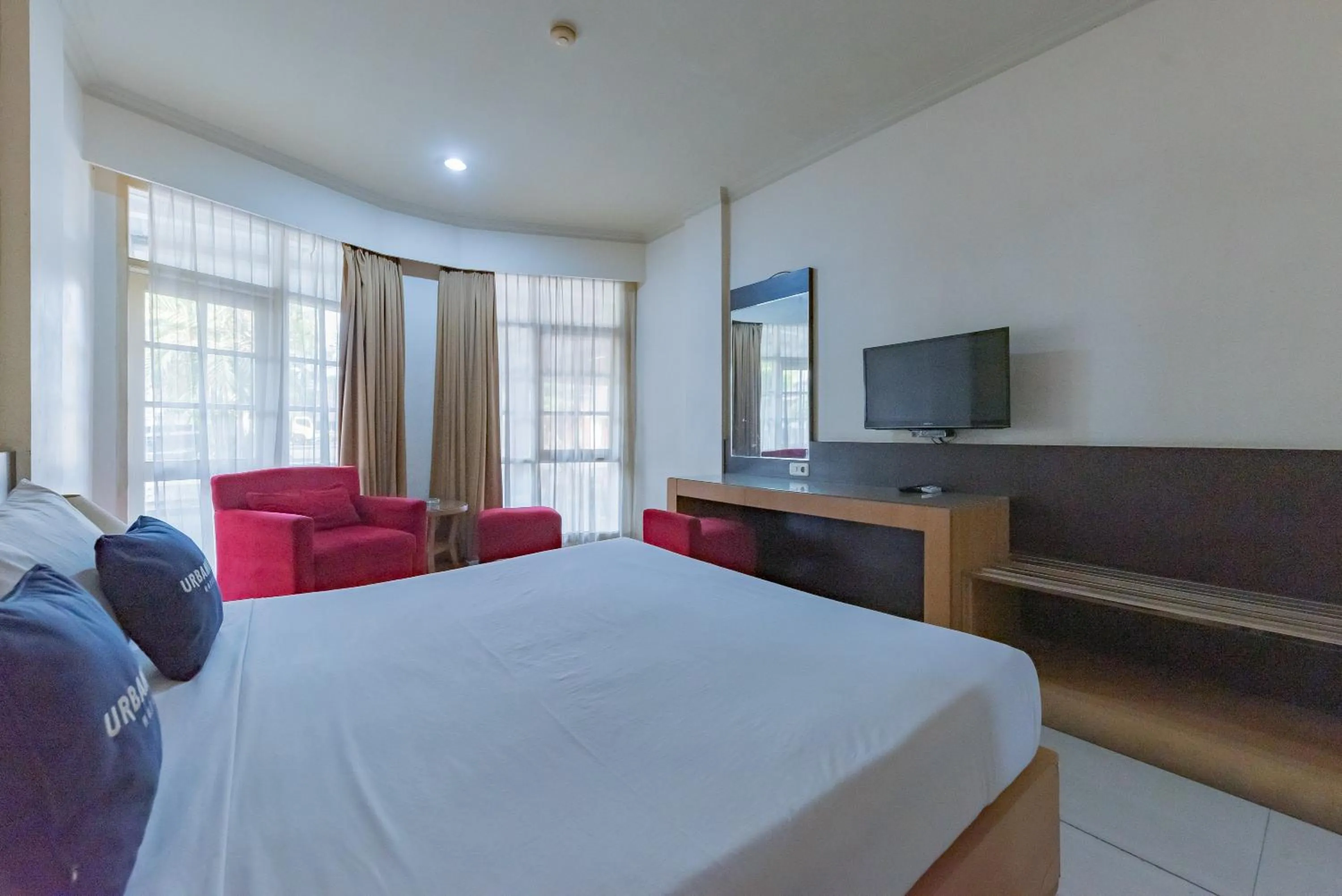 Bedroom, Bed in Urbanview Hotel Crown Tasikmalaya by RedDoorz