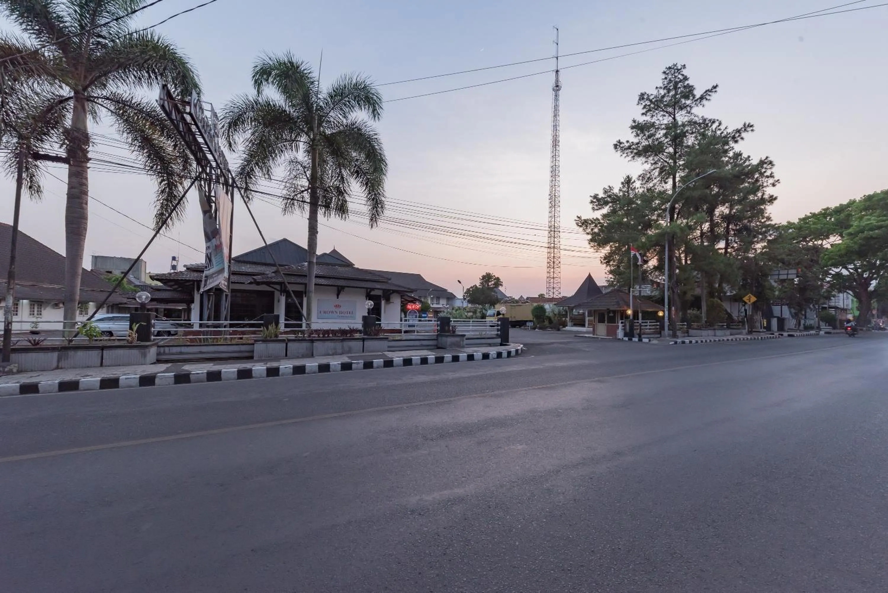 Property building in Urbanview Hotel Crown Tasikmalaya by RedDoorz