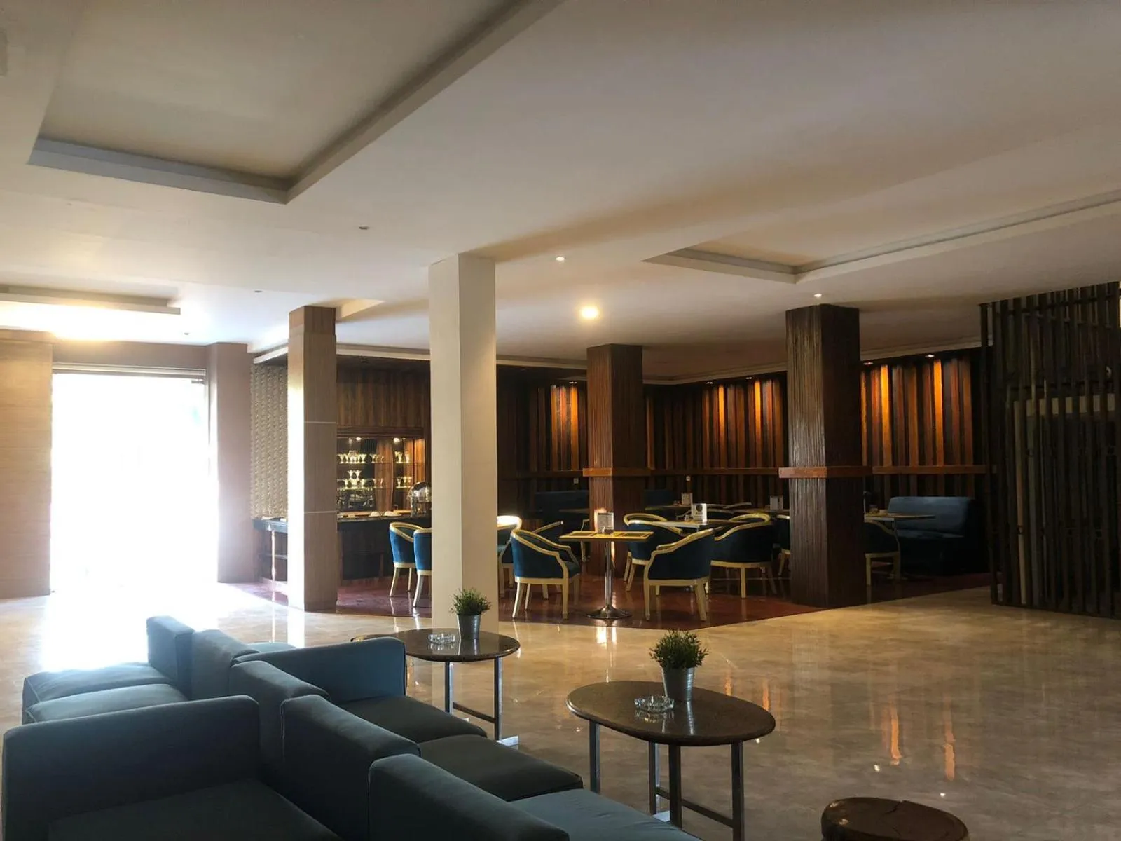 Restaurant/places to eat in Hotel Aruni Ancol