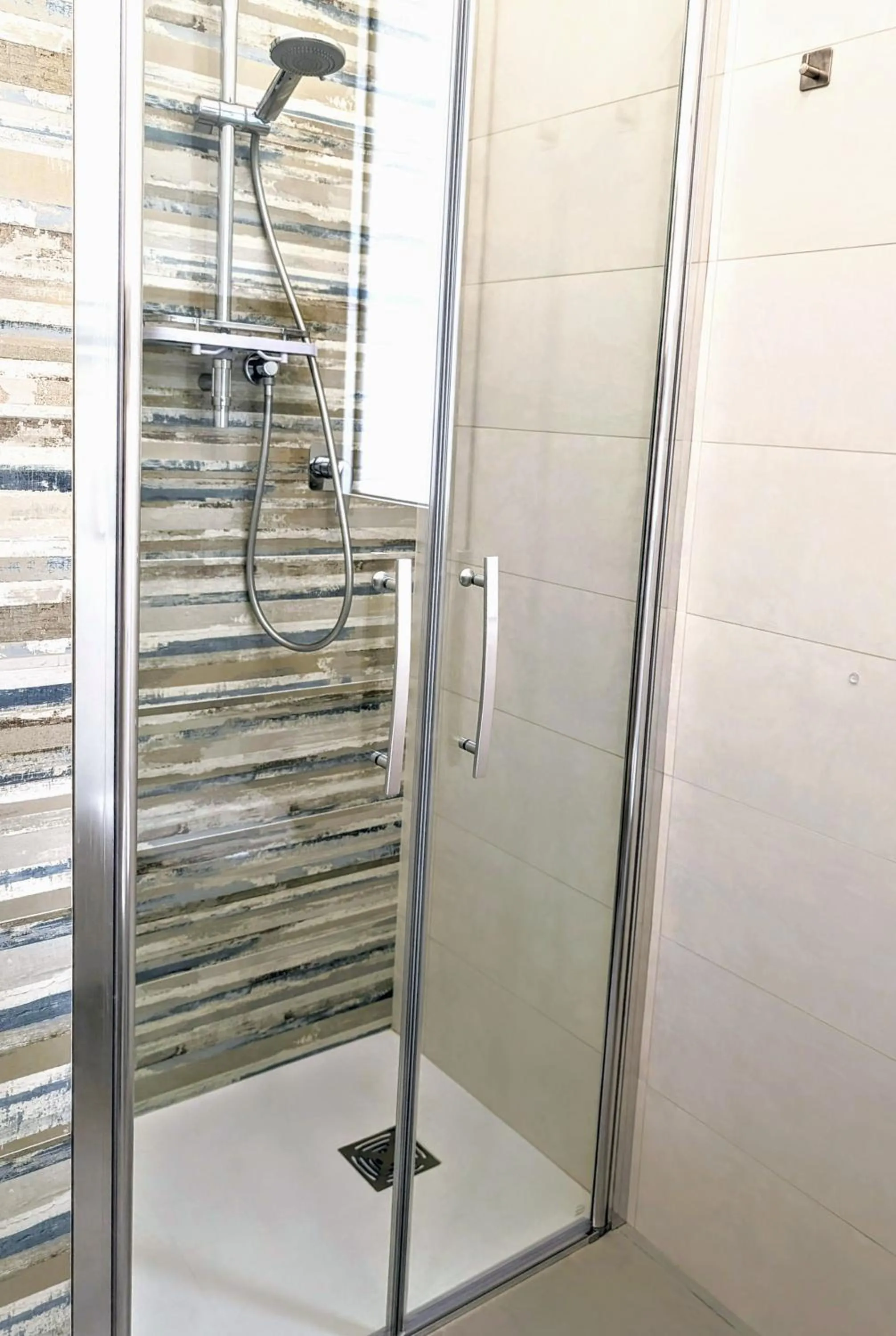 Shower in CI VULIA b&b - Sicilia sea, pool, bbq, tv, wi-fi