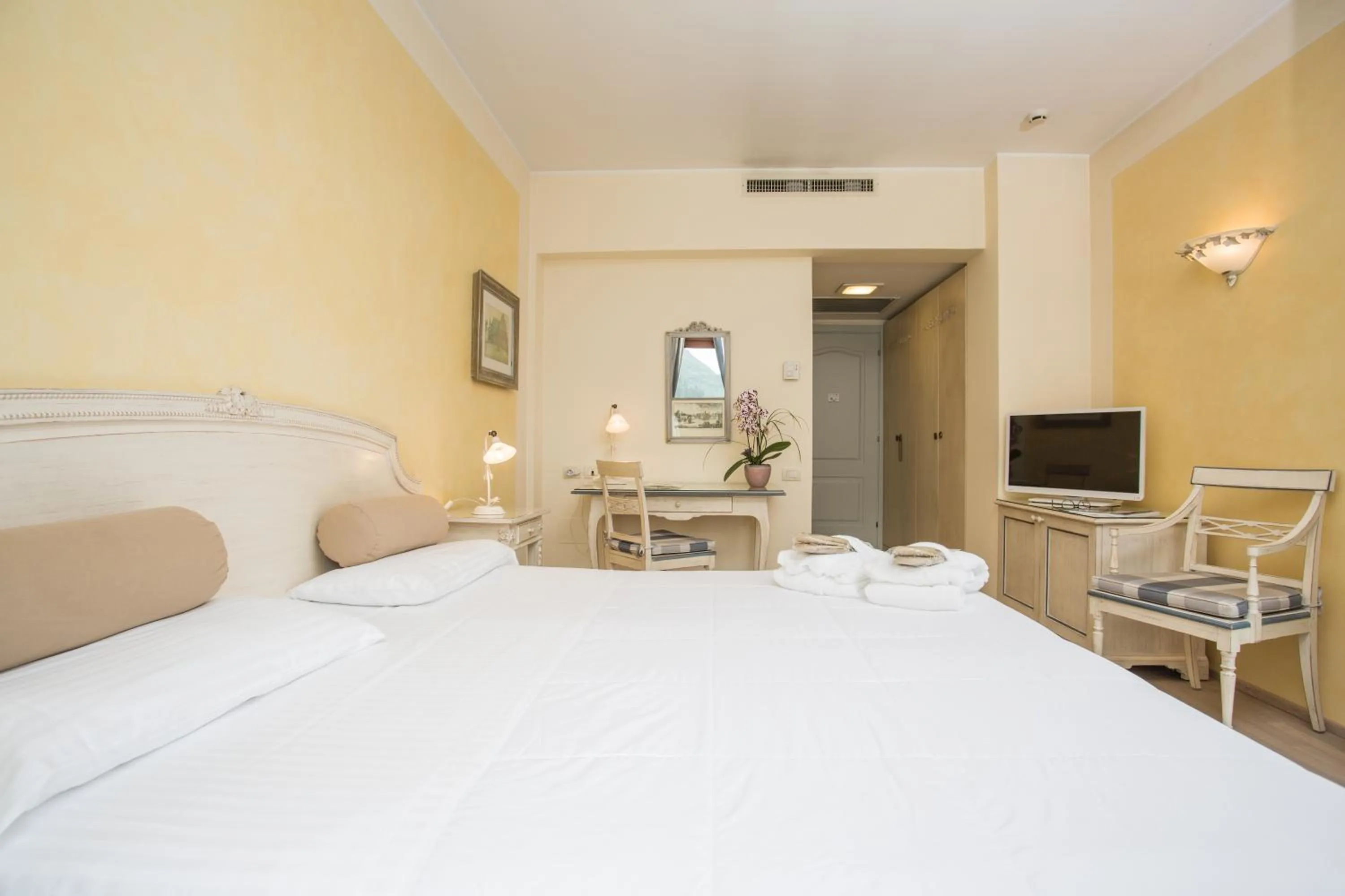 Photo of the whole room, Bed in Hotel Spiaggia d'Oro - Charme & Boutique - Garda Lake Collection