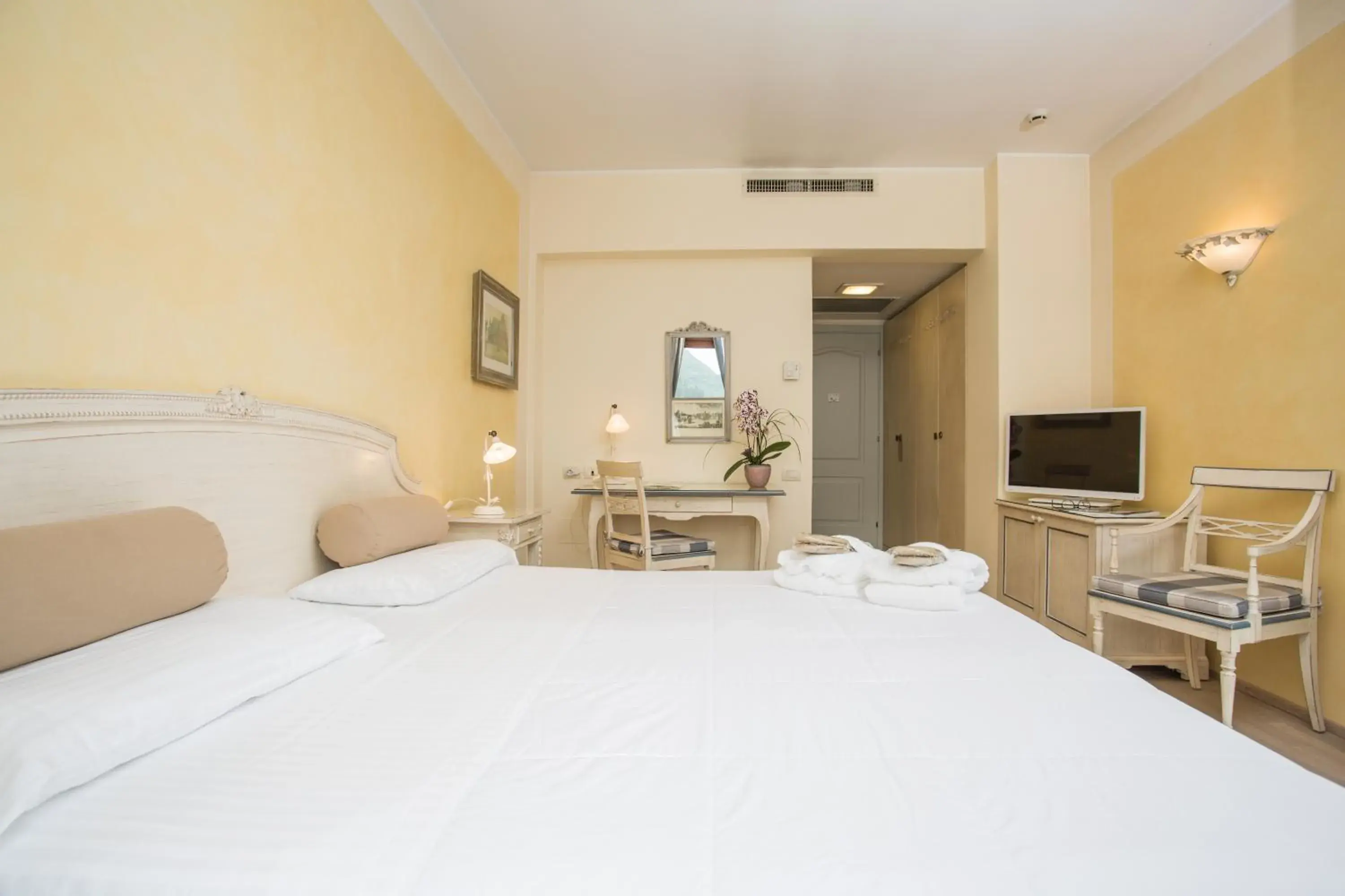 Superior Double or Twin Room in Hotel Spiaggia d'Oro - Charme & Boutique - Garda Lake Collection Superior Double or Twin Room in Hotel Spiaggia d'Oro - Charme & Boutique - Garda Lake Collection