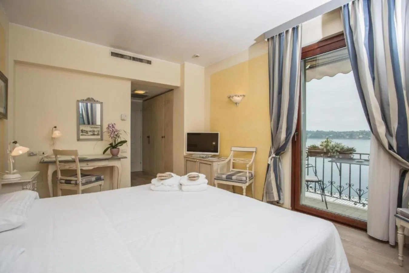 Photo of the whole room, Bed in Hotel Spiaggia d'Oro - Charme & Boutique - Garda Lake Collection