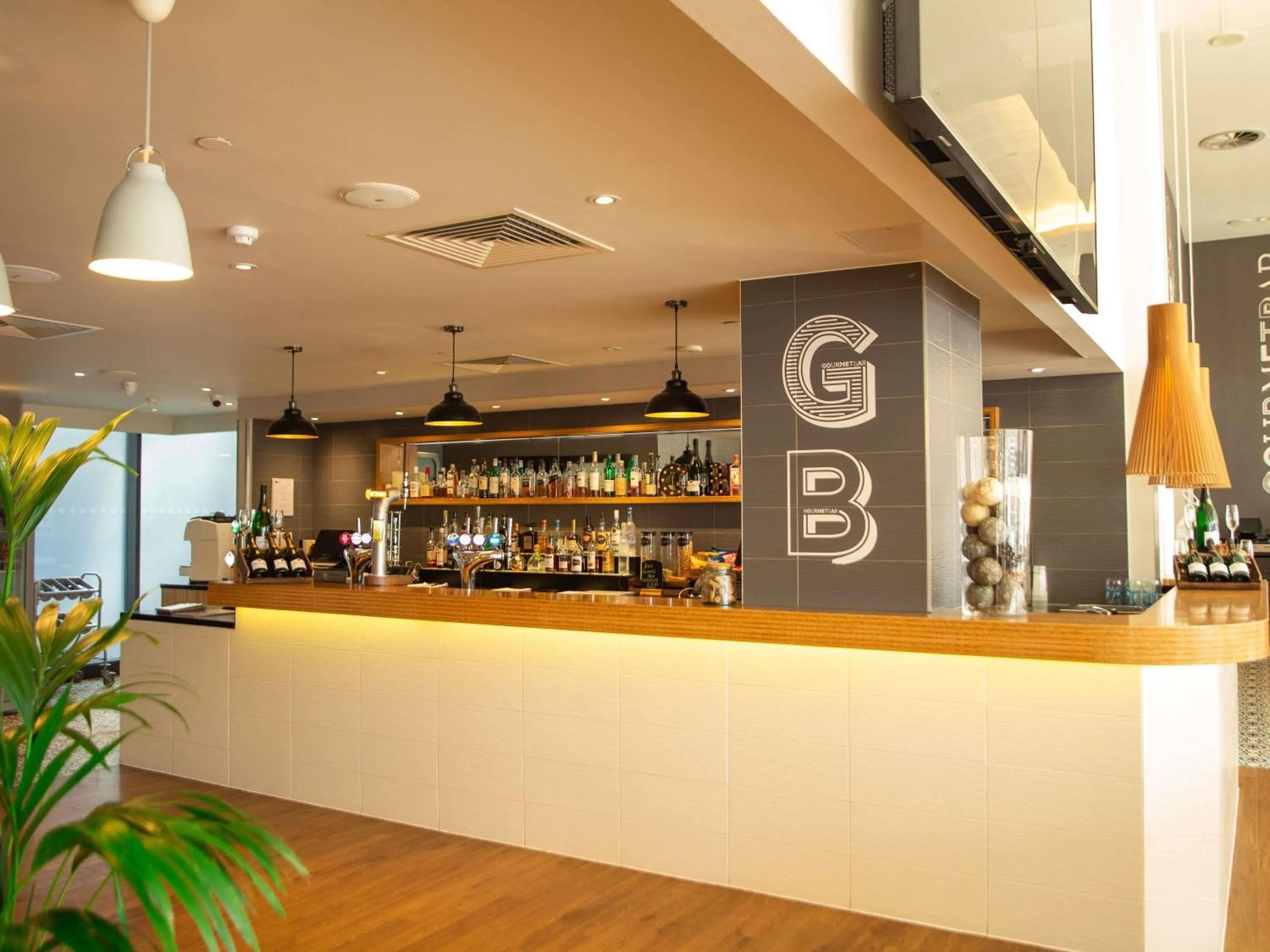 Lounge or bar in Novotel London Wembley