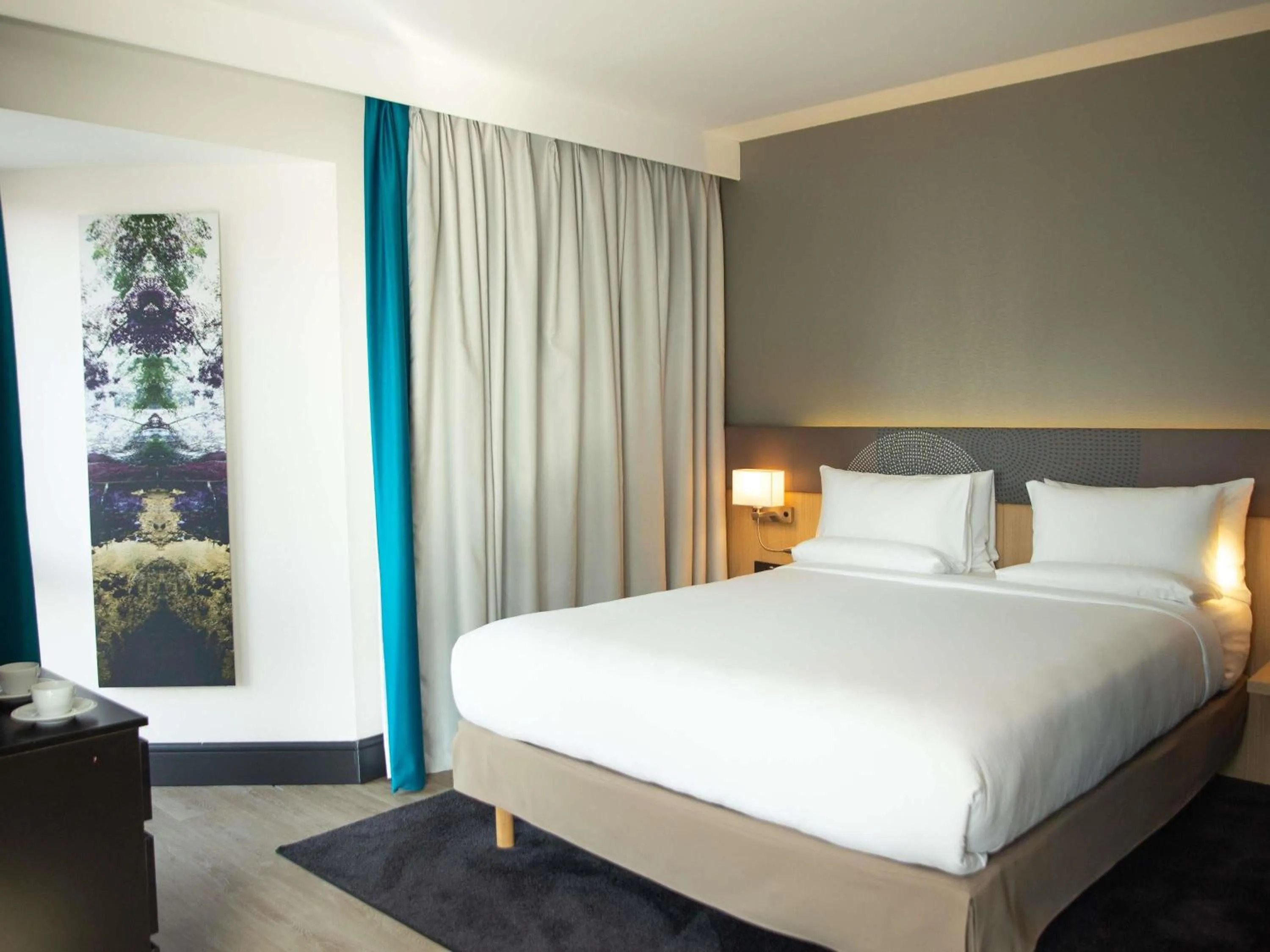 Bedroom, Bed in Novotel London Wembley