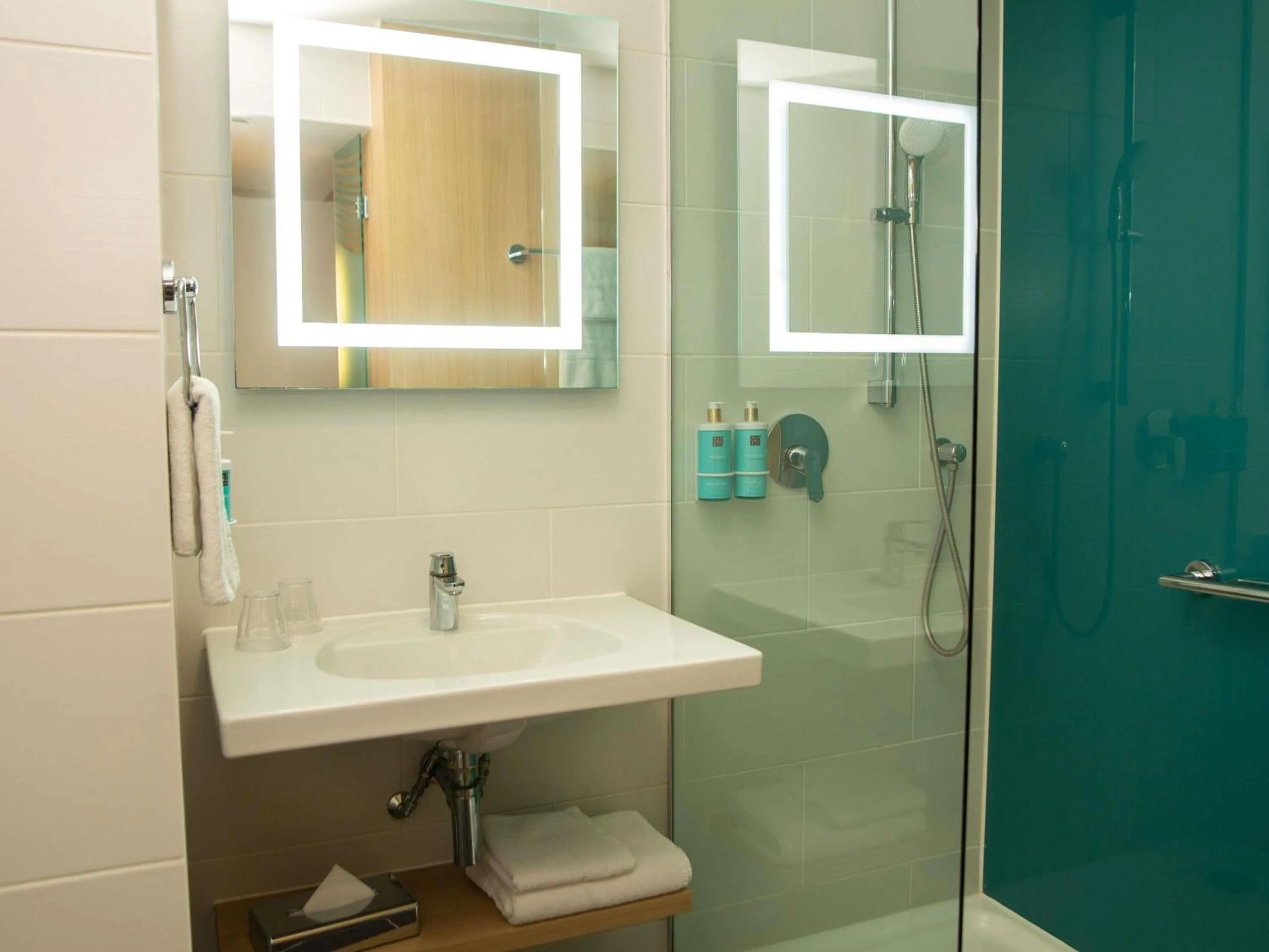 Bedroom in Novotel London Wembley