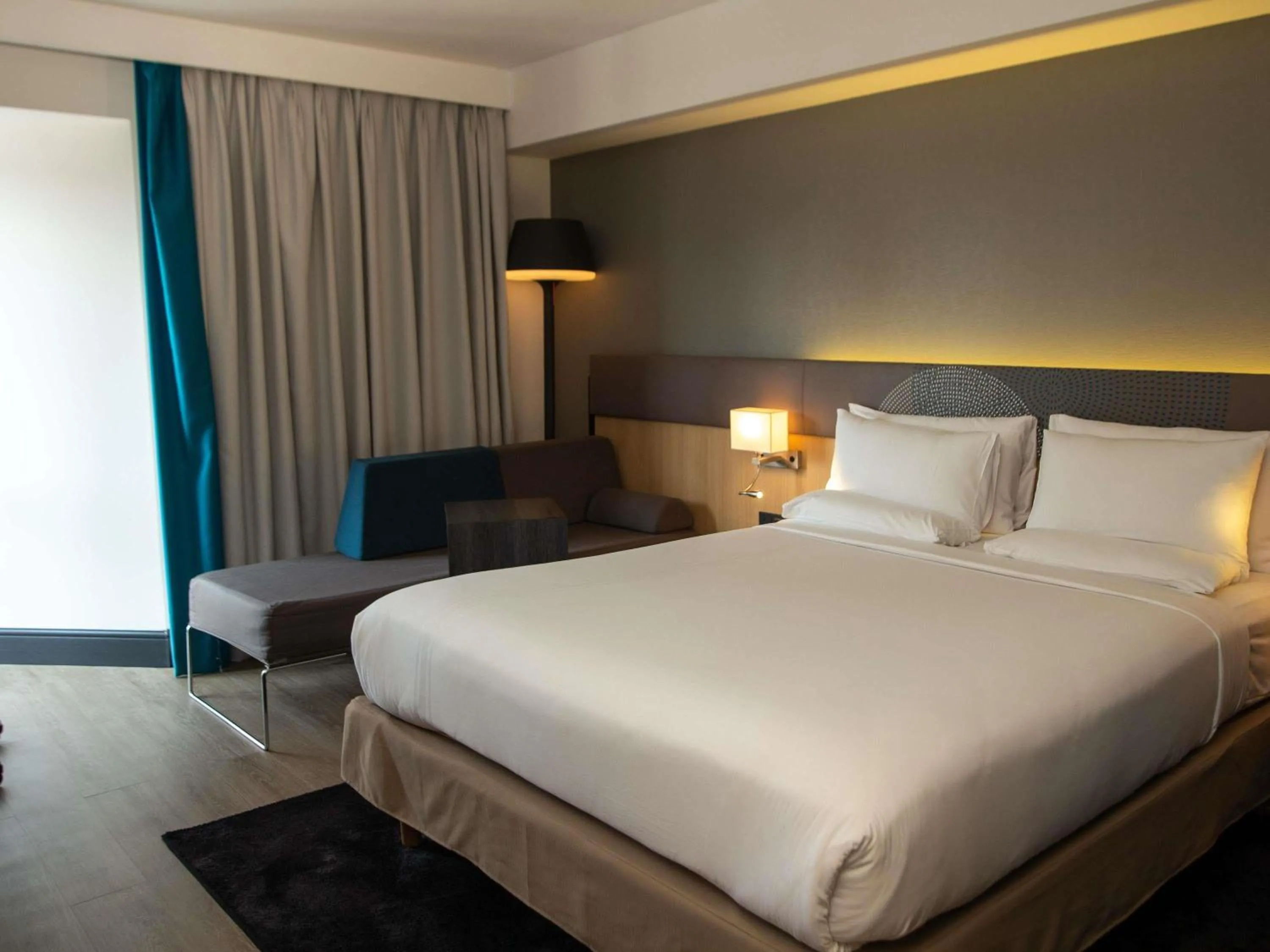 Bedroom, Bed in Novotel London Wembley