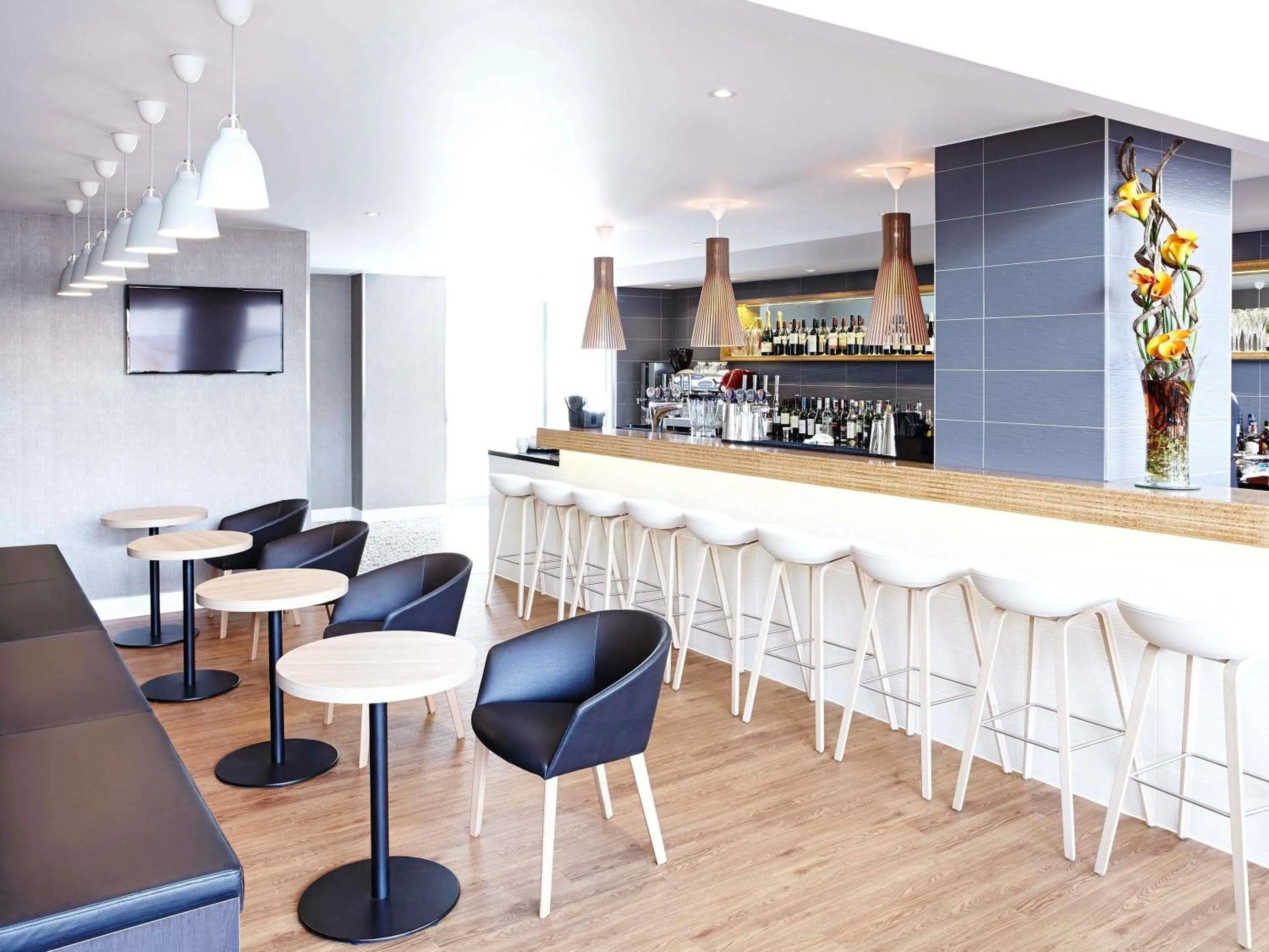 Lounge or bar in Novotel London Wembley