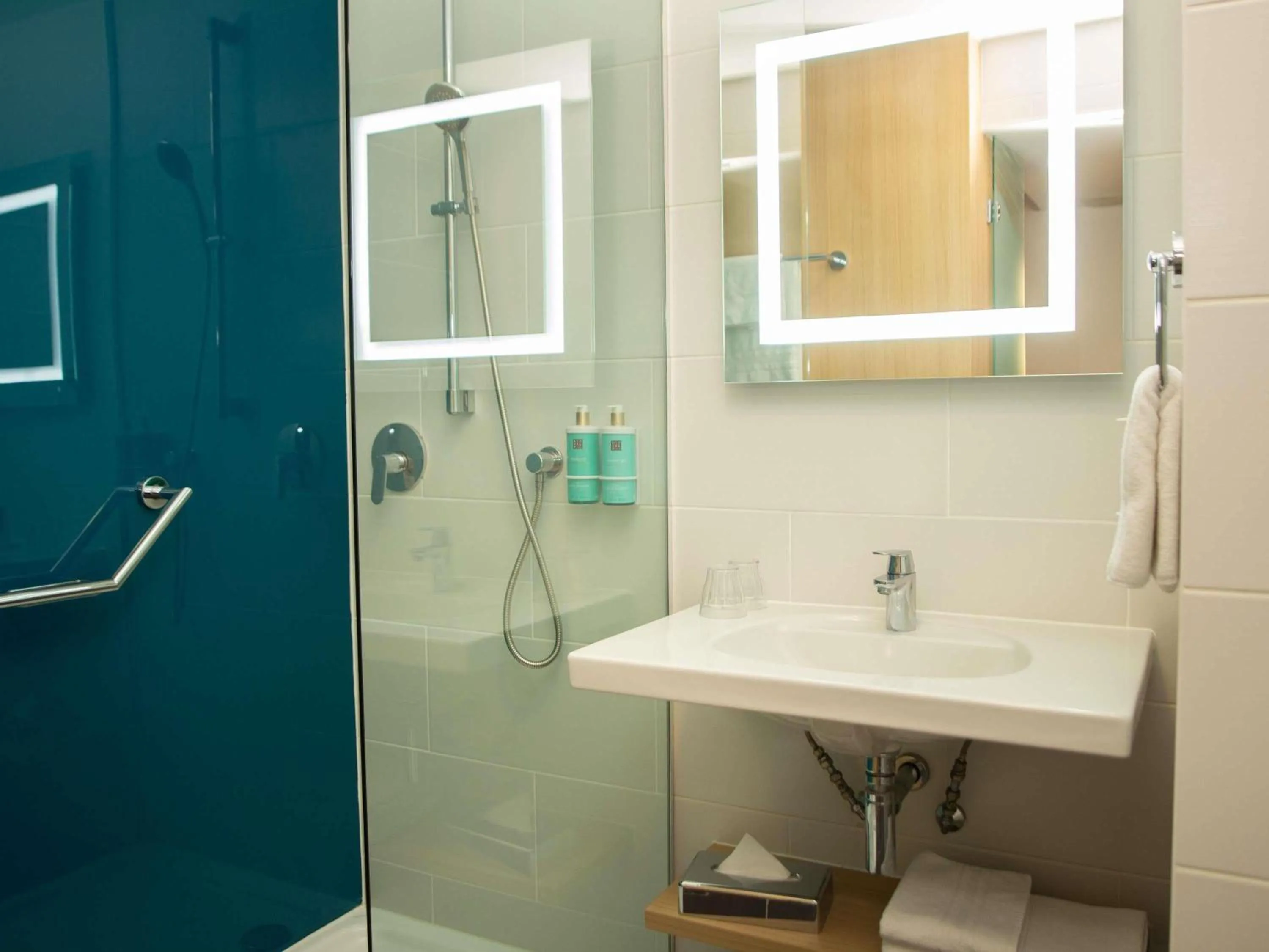 Bedroom in Novotel London Wembley