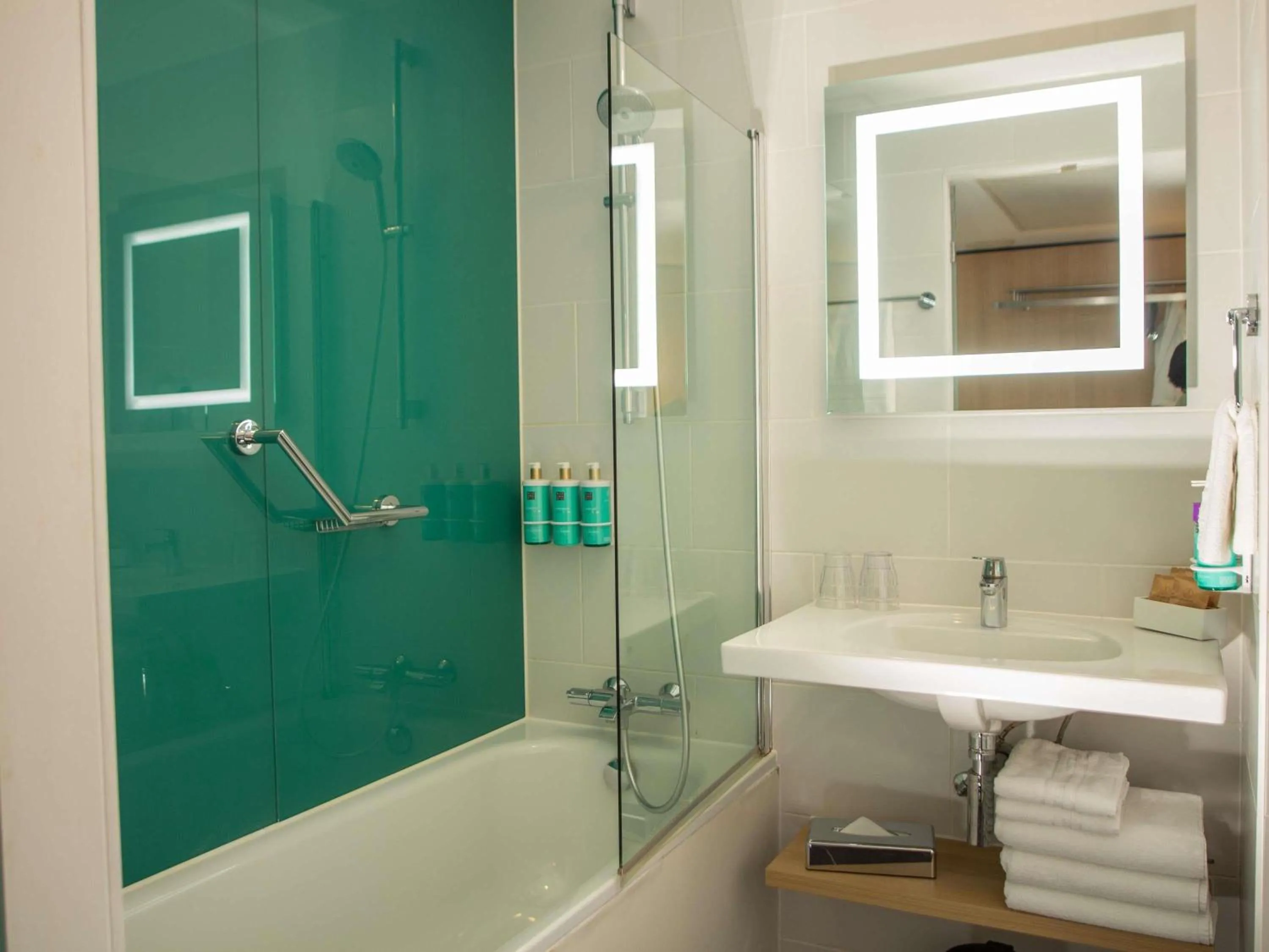 Bedroom in Novotel London Wembley