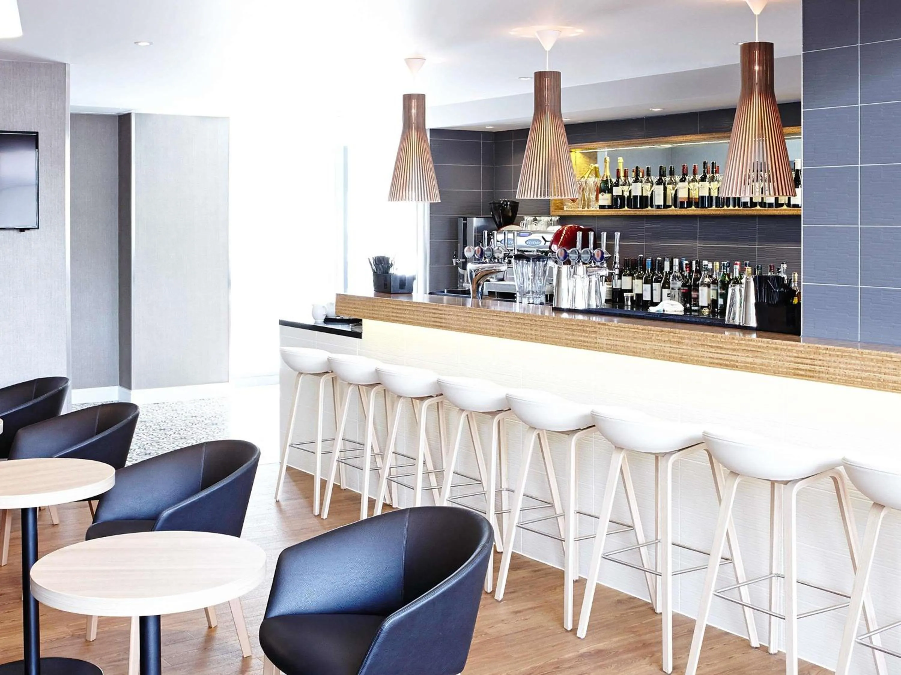 Lounge or bar in Novotel London Wembley