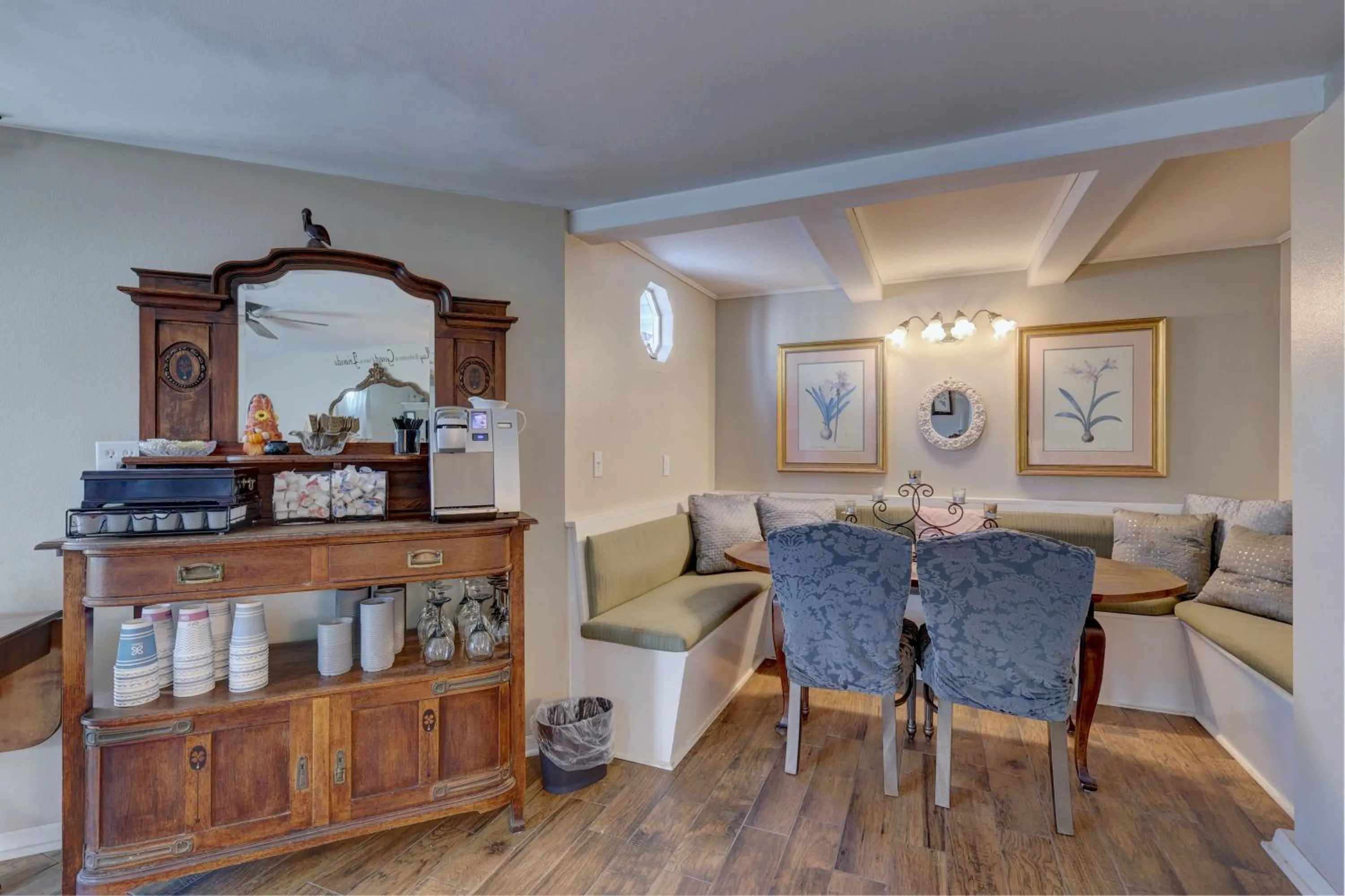Seating area in Pelican Cove Inn