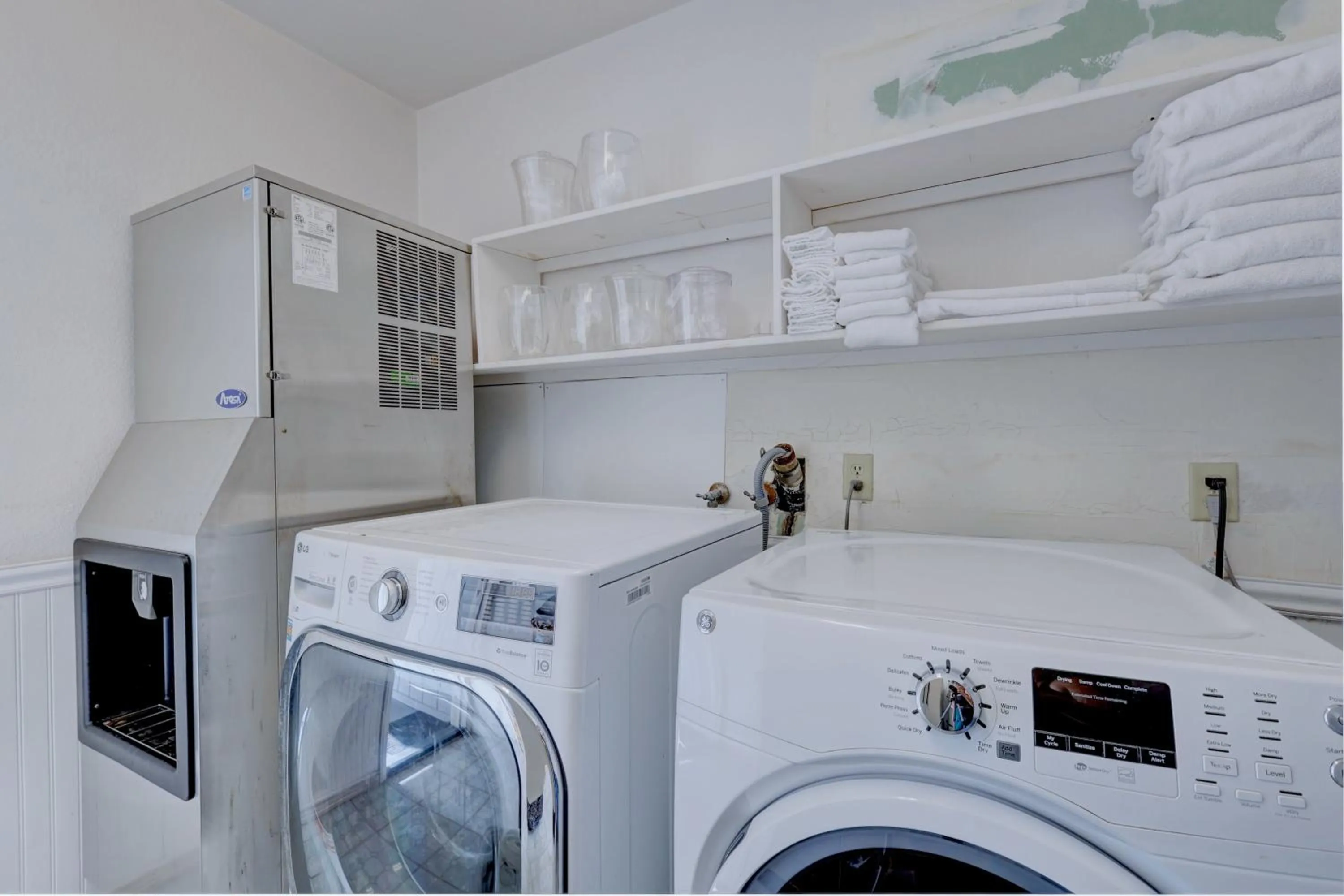 washing machine in Pelican Cove Inn