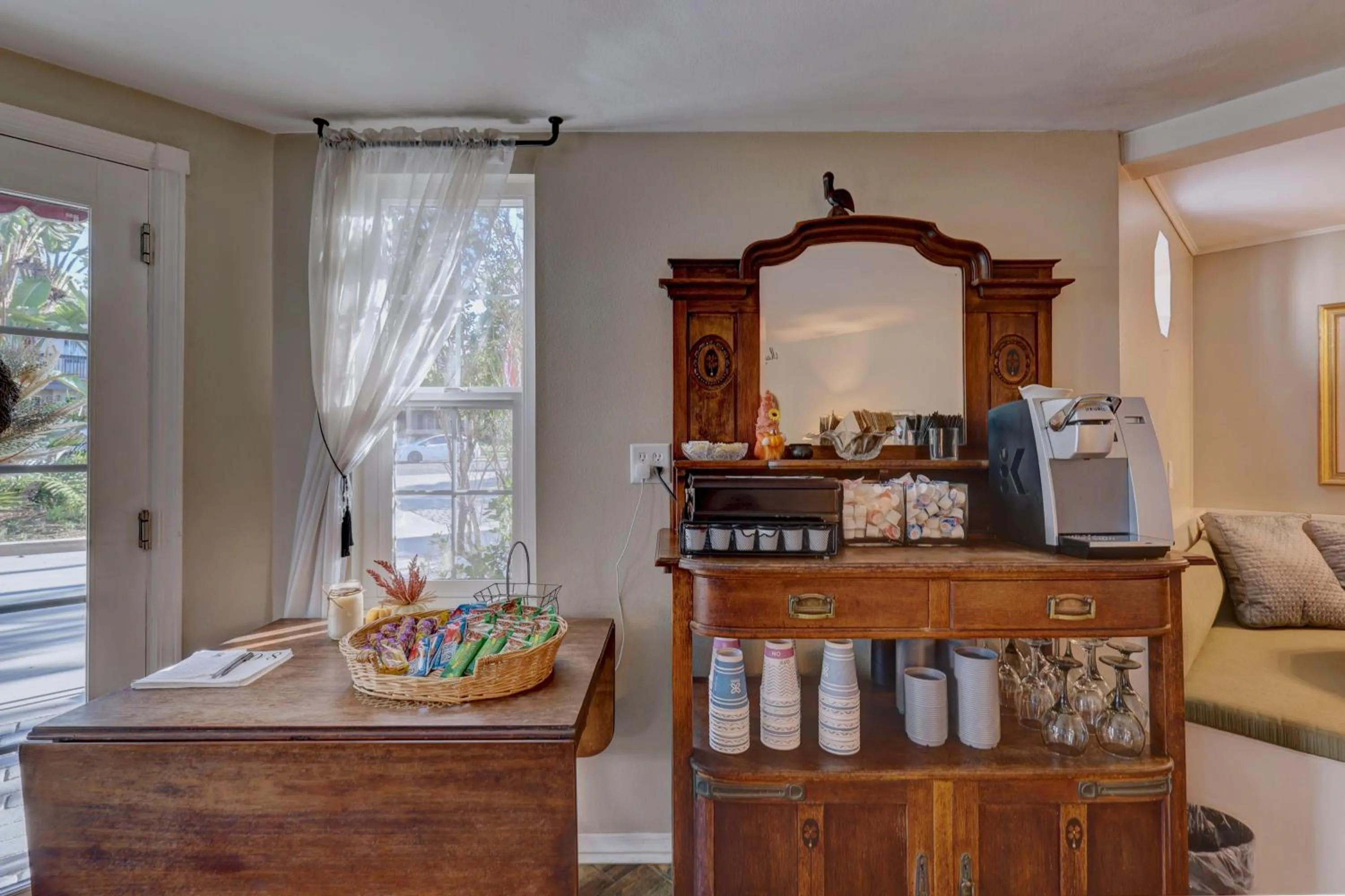 Coffee/tea facilities in Pelican Cove Inn