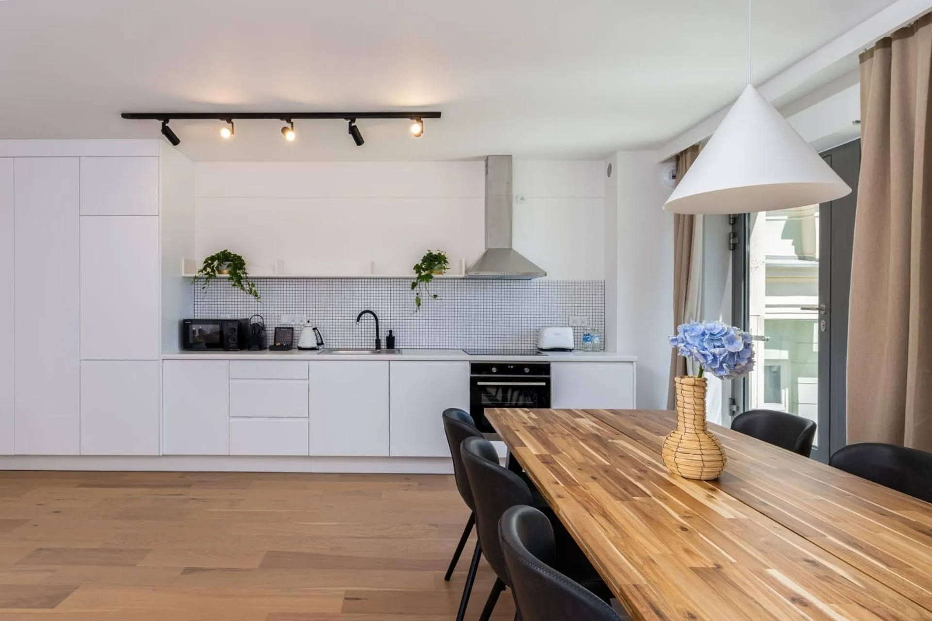 Kitchen or kitchenette in EXCLUSIVE Aparthotel Kraków Lubicz 40