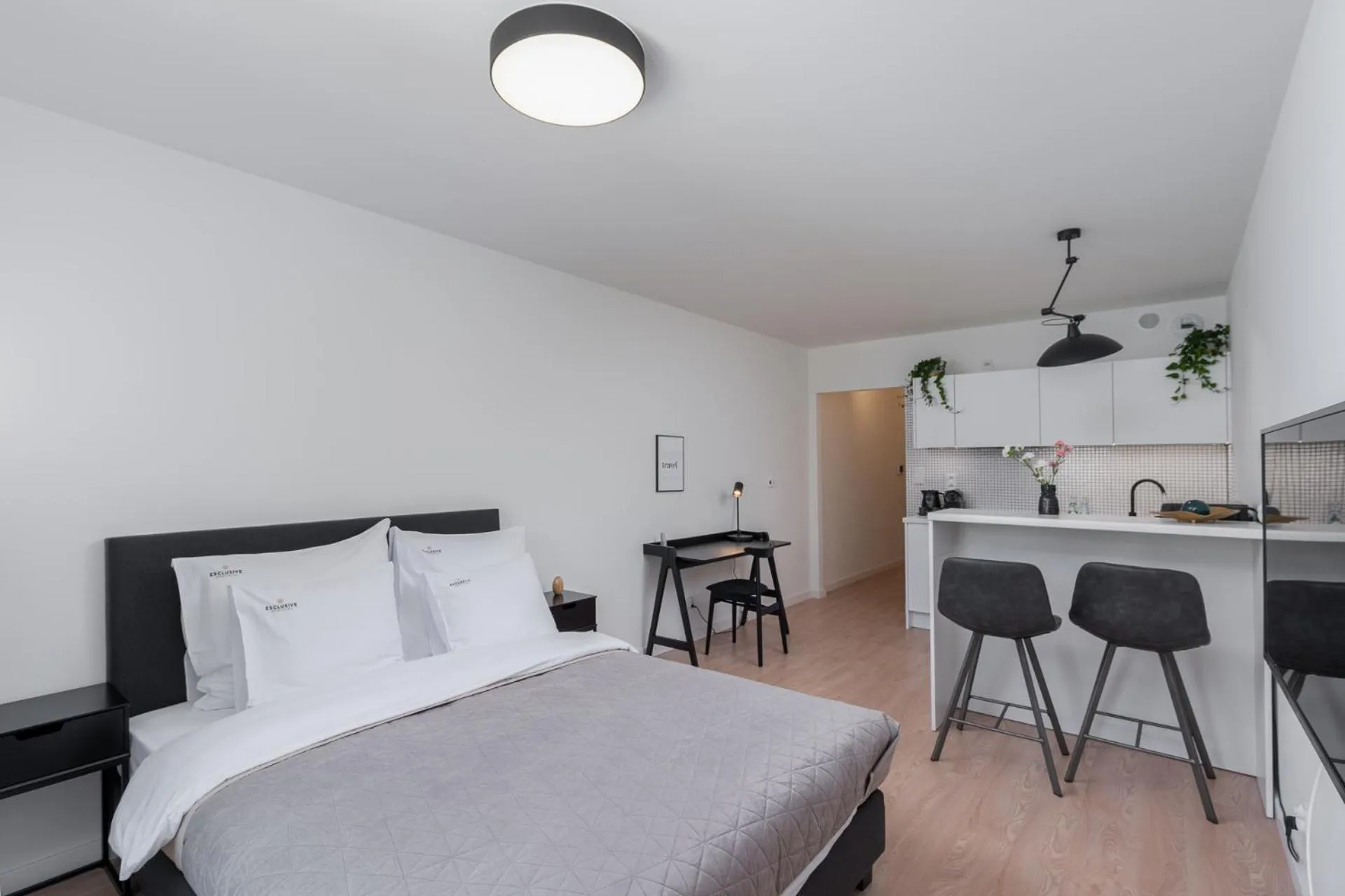 Photo of the whole room in EXCLUSIVE Aparthotel Kraków Lubicz 40