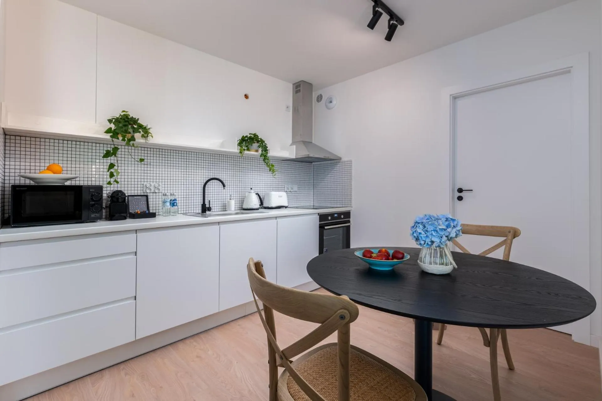 Kitchen or kitchenette in EXCLUSIVE Aparthotel Kraków Lubicz 40