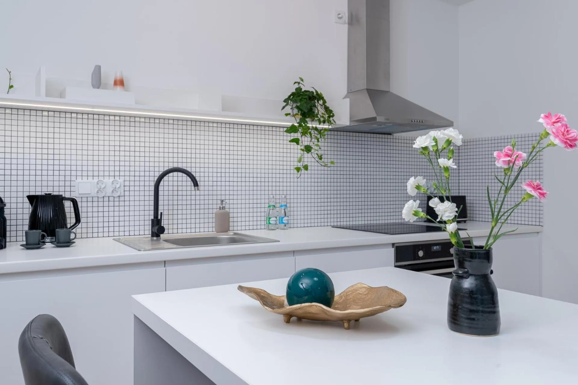 Kitchen or kitchenette in EXCLUSIVE Aparthotel Kraków Lubicz 40