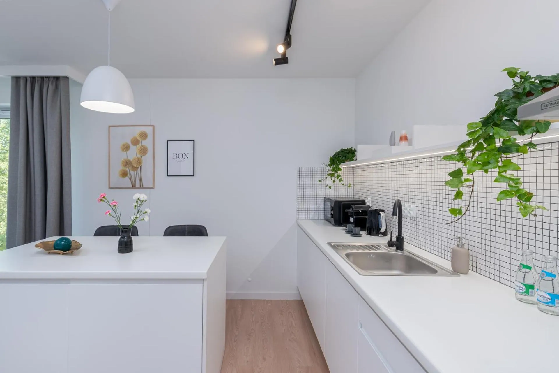 Kitchen or kitchenette in EXCLUSIVE Aparthotel Kraków Lubicz 40