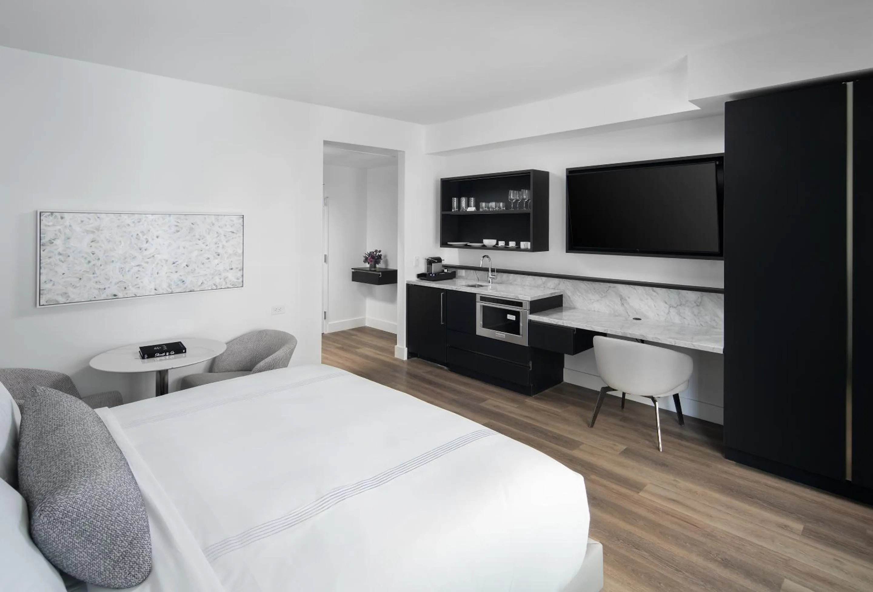 Communal lounge/ TV room, Bed in AKA West Palm