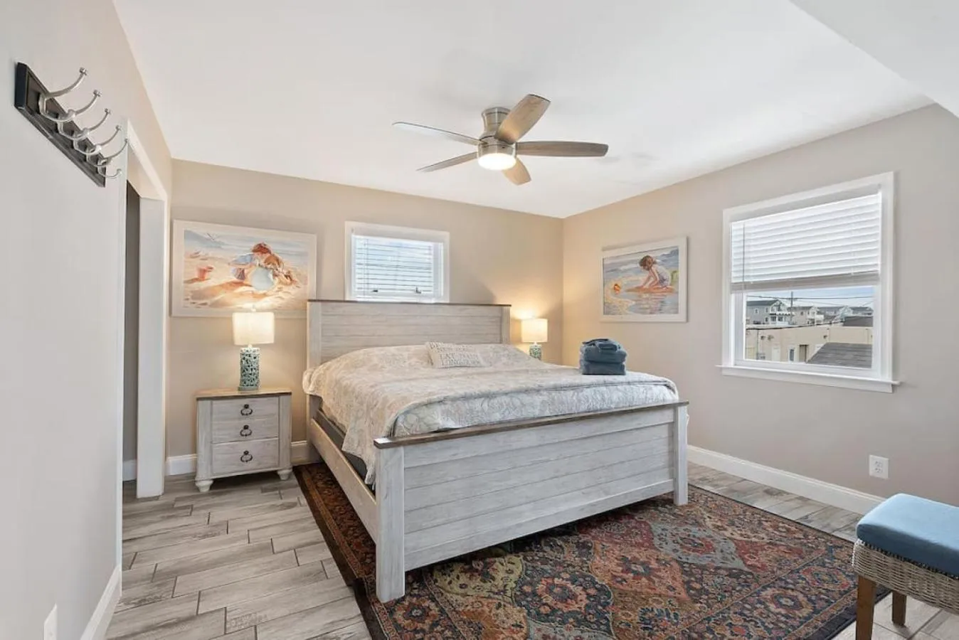 Bed in Unit B 2nd fl 2nd fl Hideaway 2 Block to Beach Parking