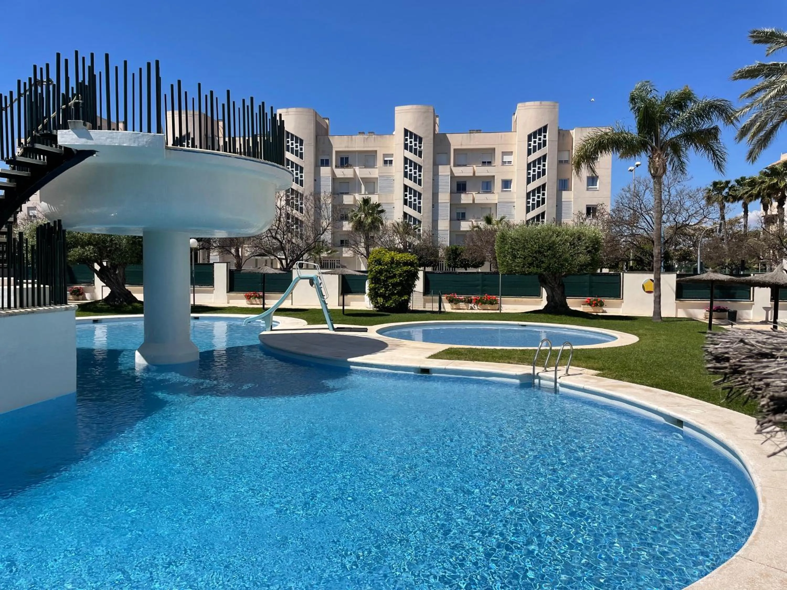 Large relaxed terrace, golf views