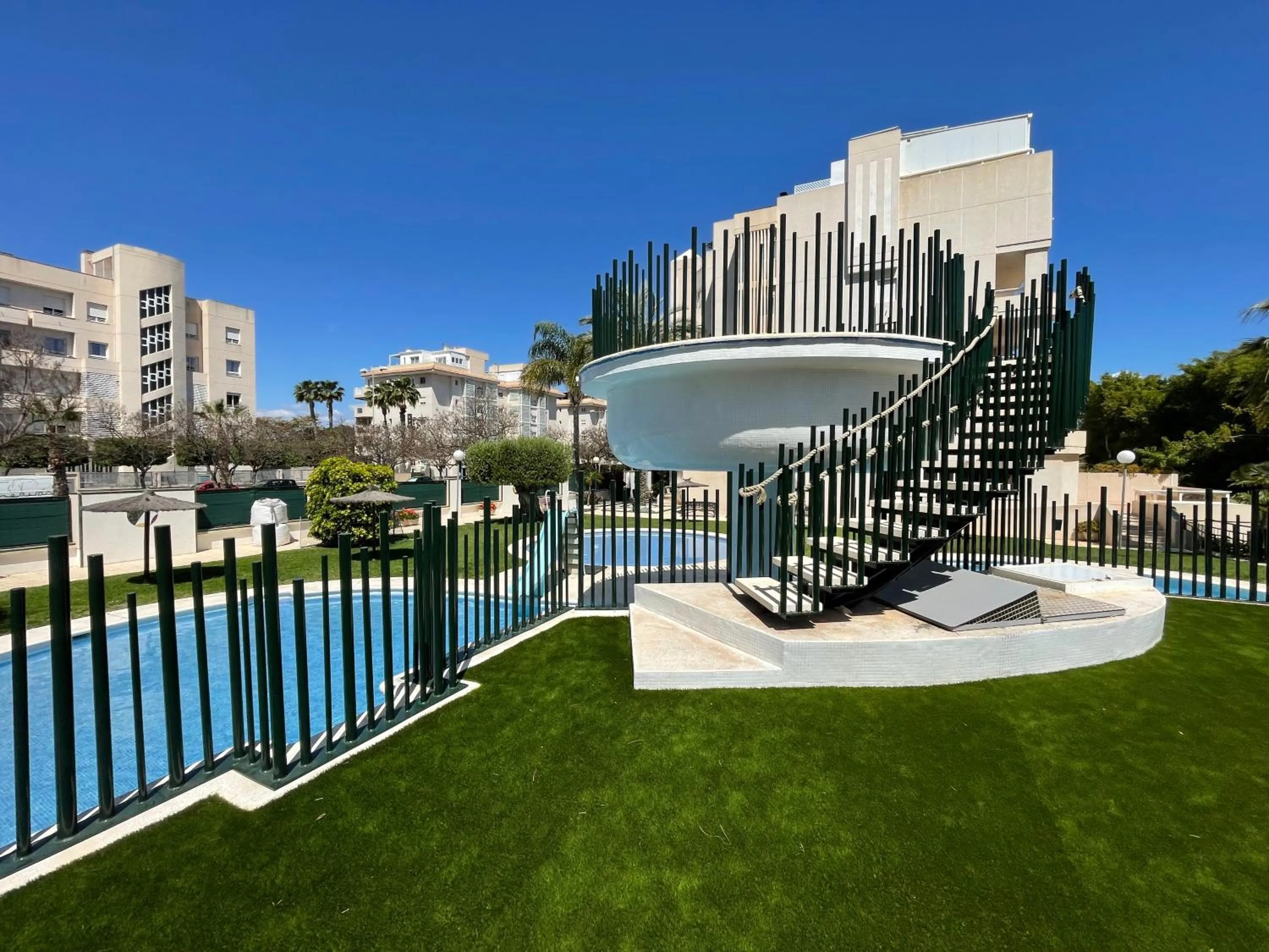 Large relaxed terrace, golf views