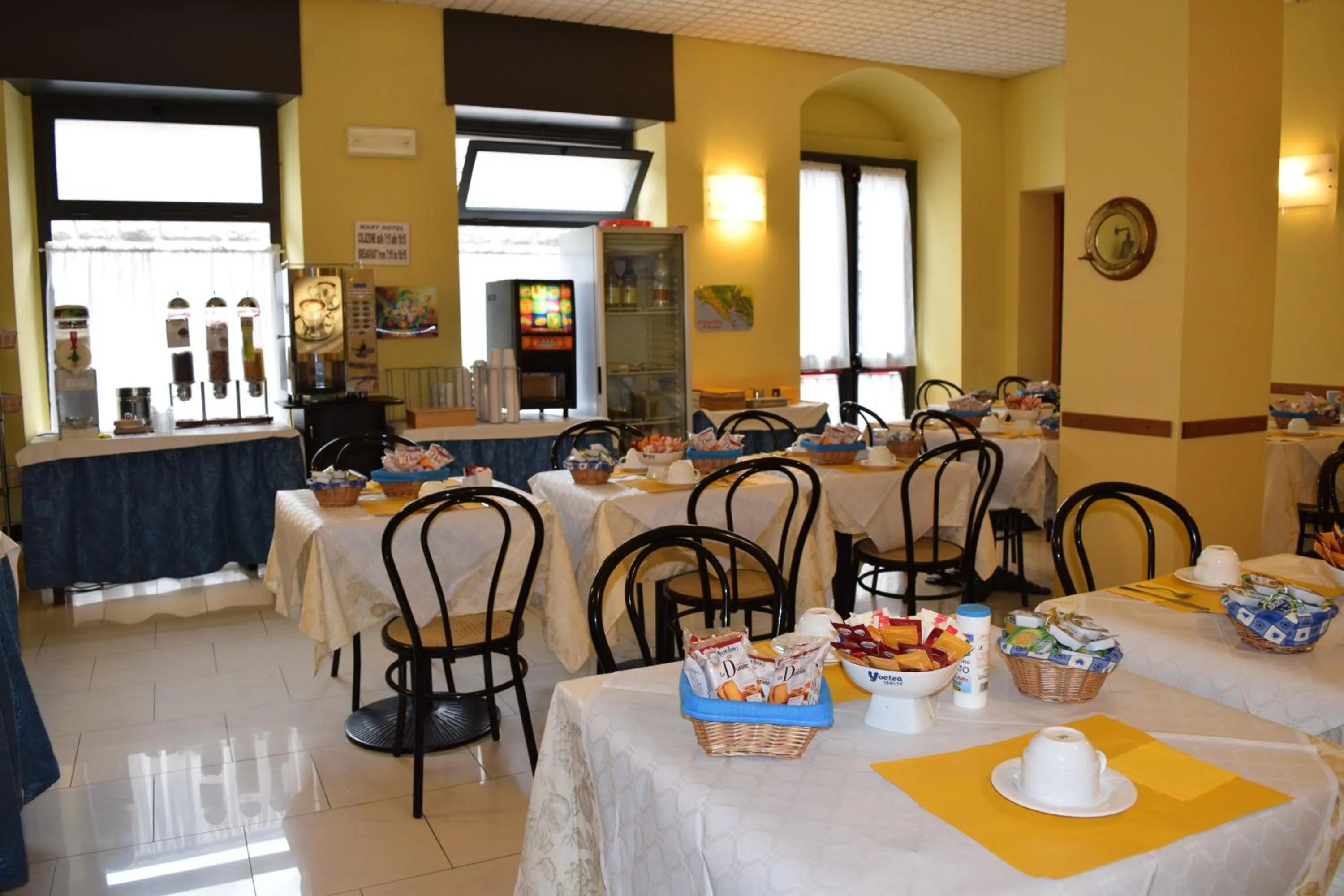 Restaurant/places to eat in Hotel Mary