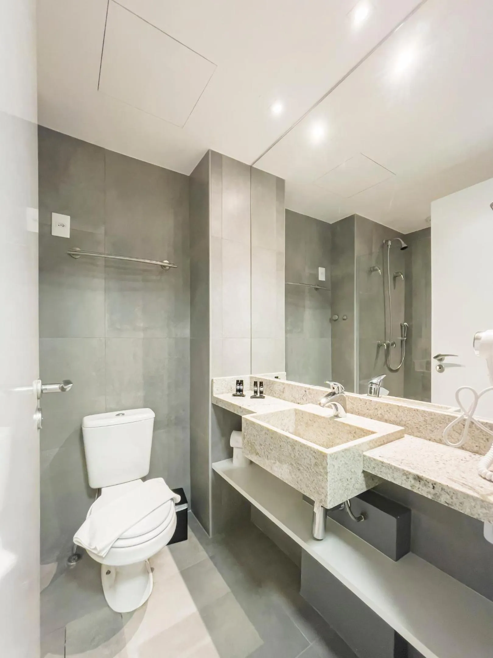 Shower in Charlie Porto Alegre Moinhos