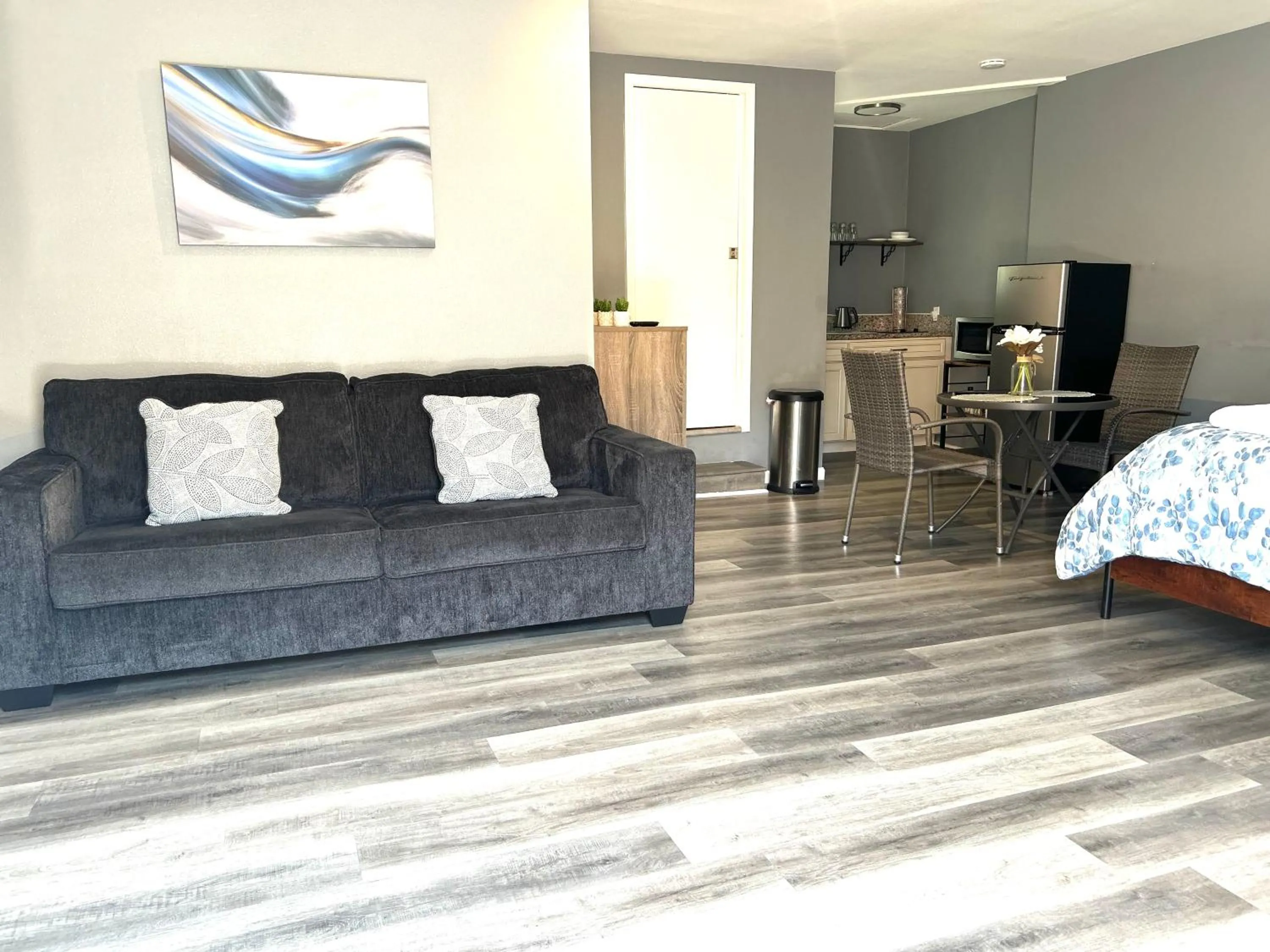 Living room in Spacious Studio with Private Entry