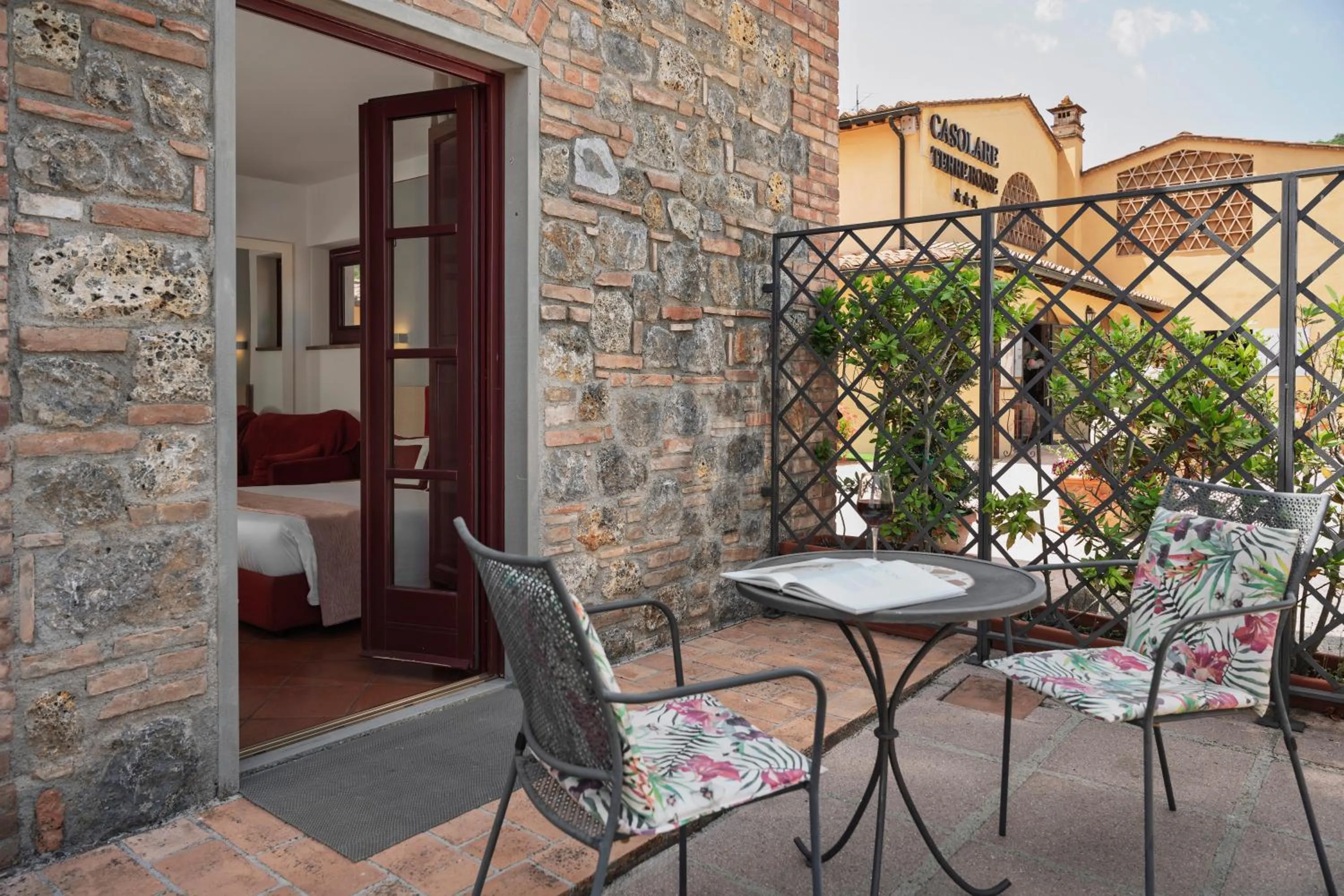 Patio in Hotel & Restaurant Casolare Le Terre Rosse