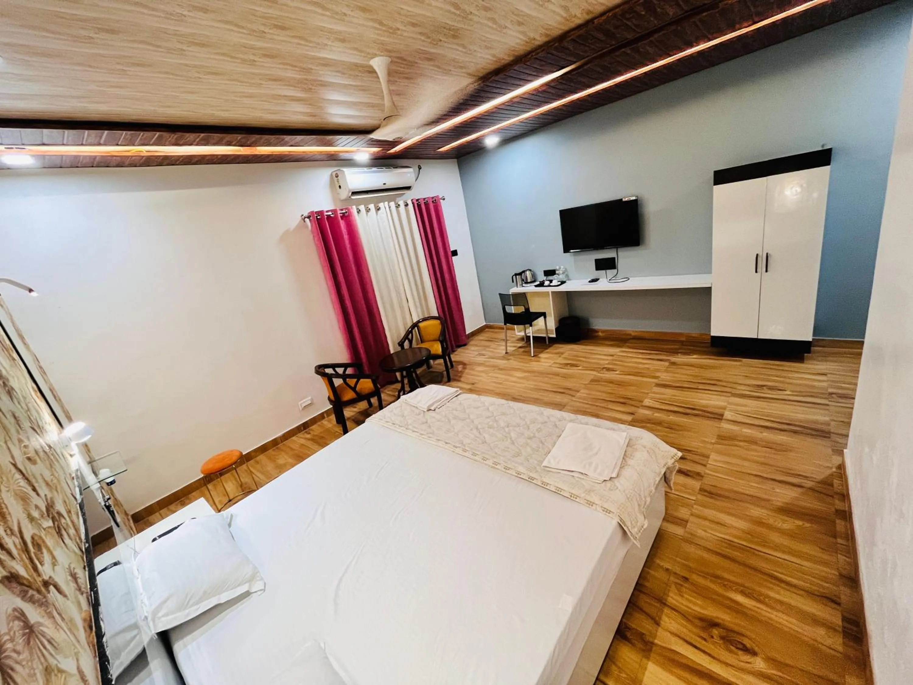 Bed in Hotel Buddha Park near Sarnath, Varanasi